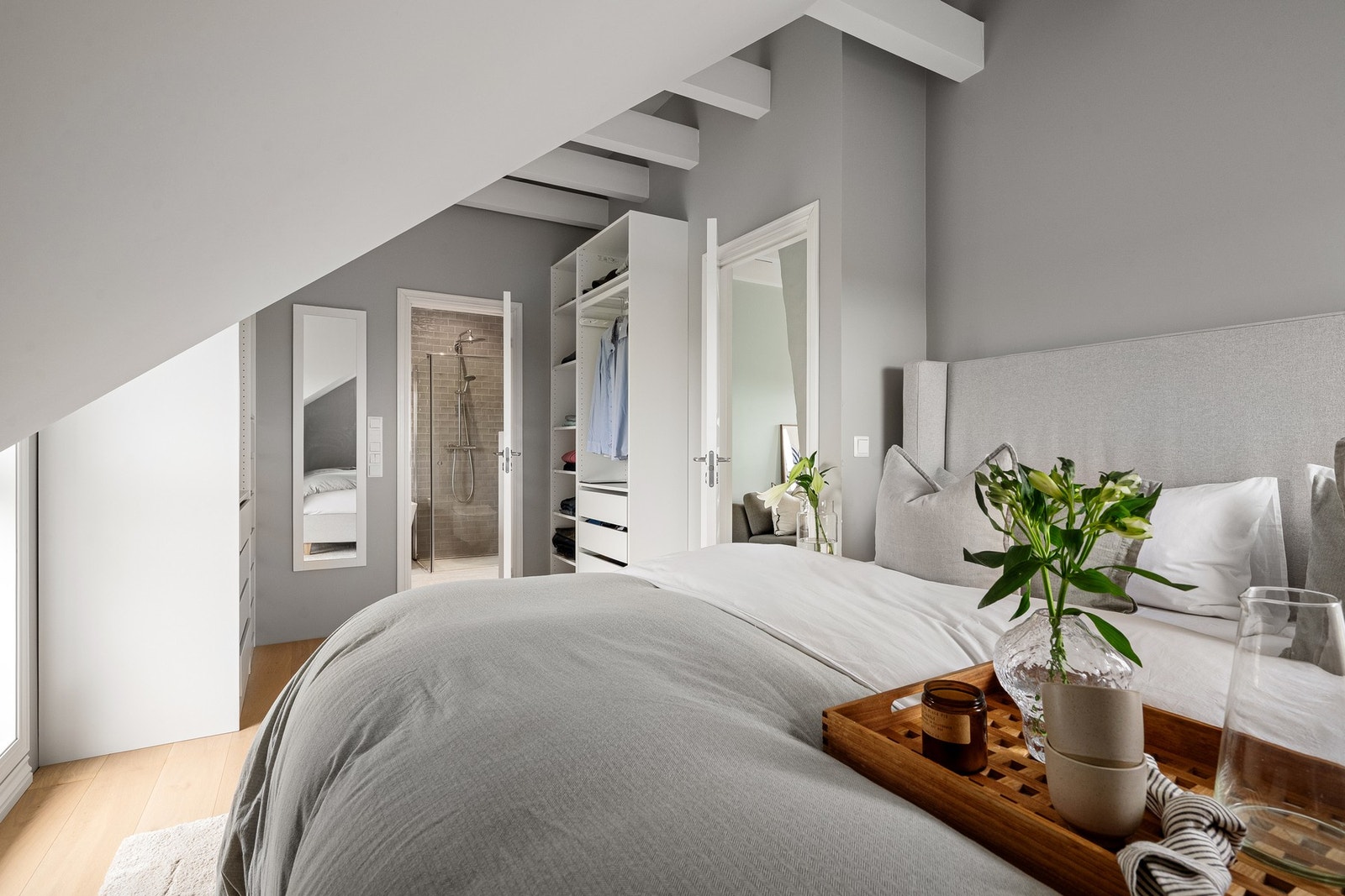 Rommet har direkte adkomst til eget bad - en løsning mange verdsetter høyt. Galleribilde