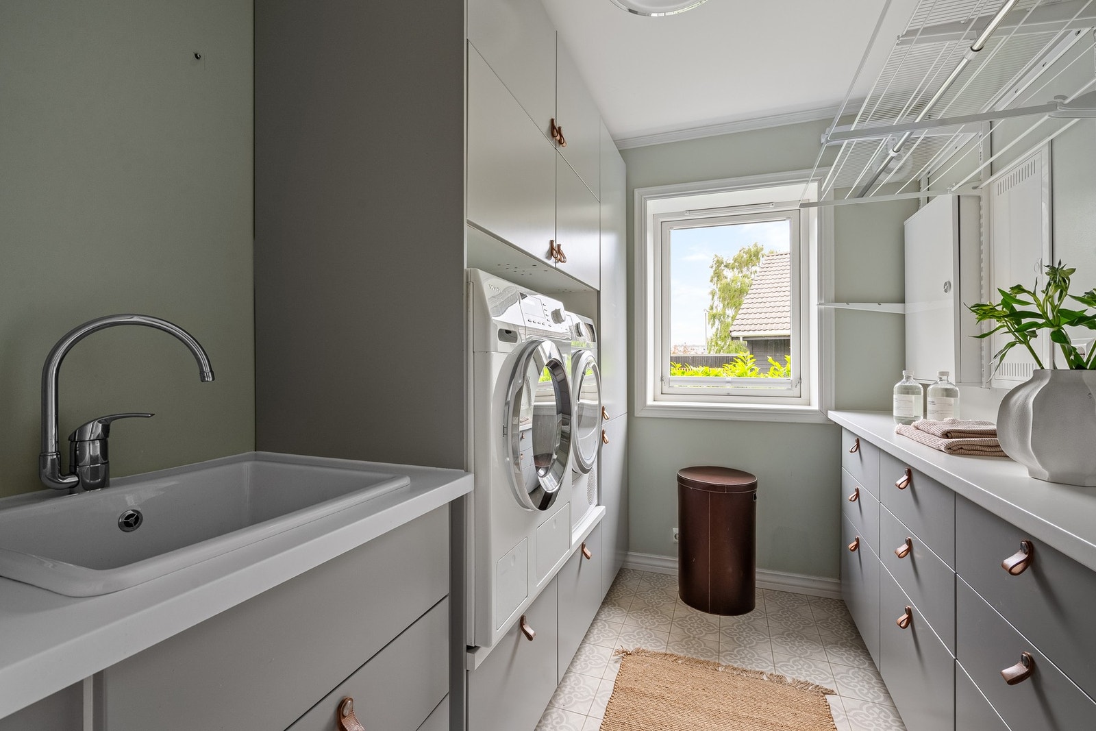 Praktisk og funksjonelt vaskerom. Galleribilde