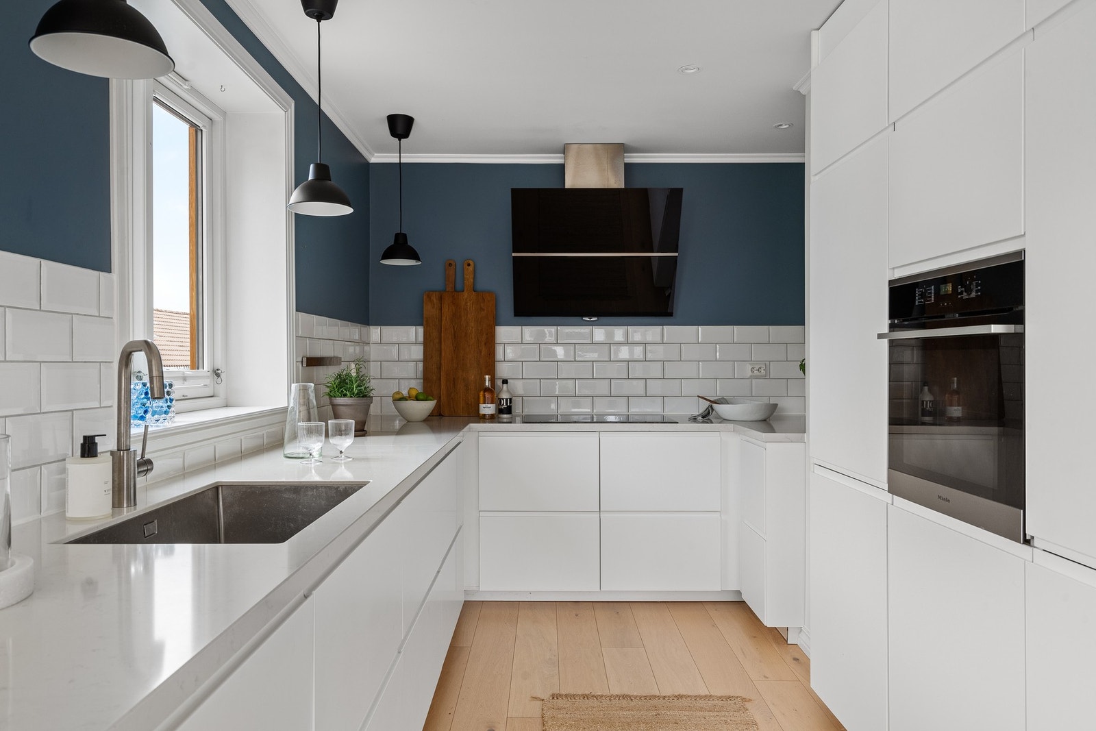 Kjøkkenet har en solid benkeplate i stein. Galleribilde