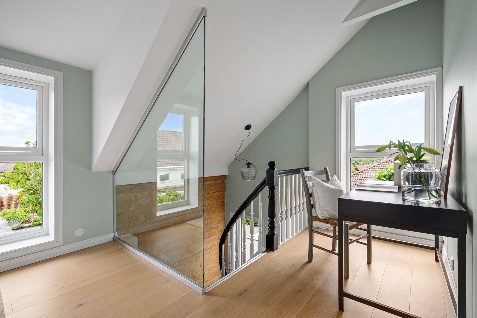 Lys og luftig loftstue. Galleribilde