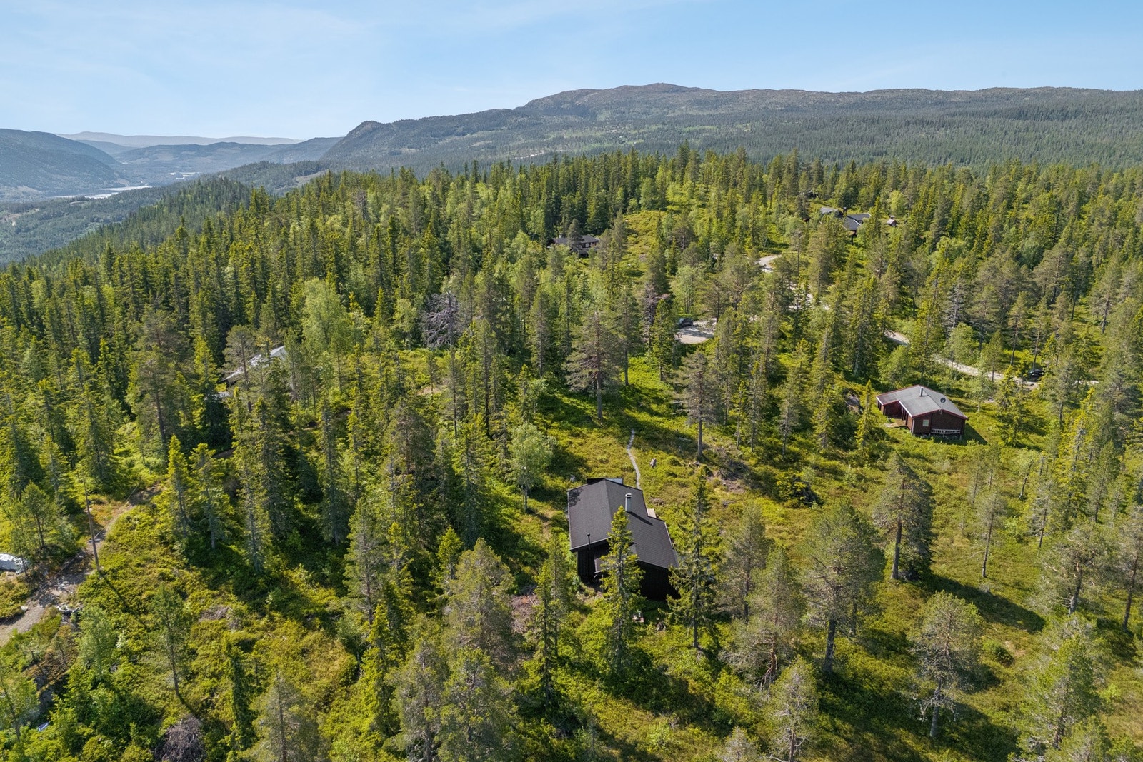 Bilvei frem til parkeringsplass. Det er opparbeidet sti fra parkeringsplassen og inn til hytten. Galleribilde