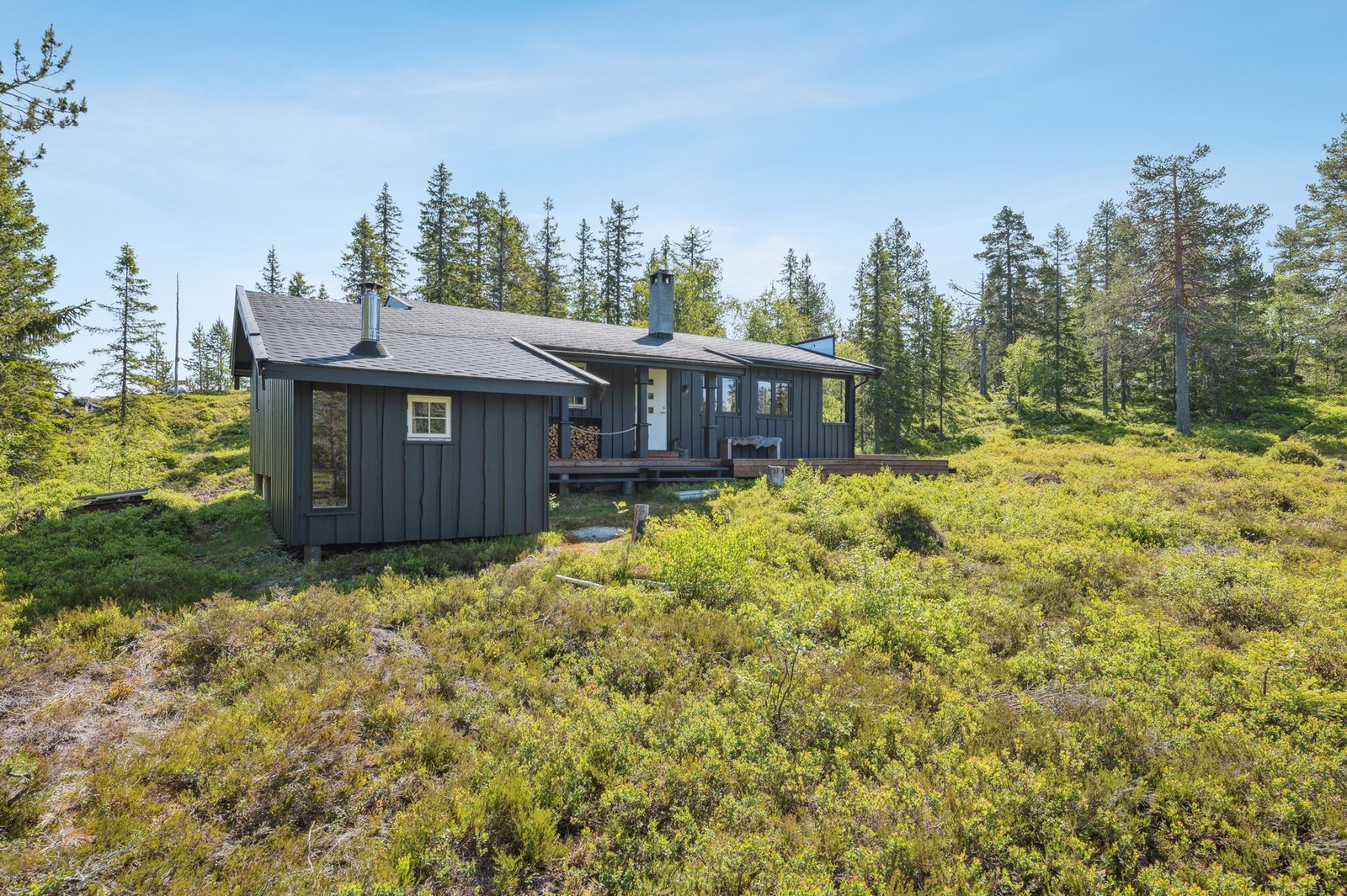 Hytta ligger høyt og fritt til i rolige omgivelser, med enkel adkomst via godt vedlikeholdt vei hele året. Her kan du nyte et hytteliv omgitt av skog, åser og åpne landskap. Galleribilde