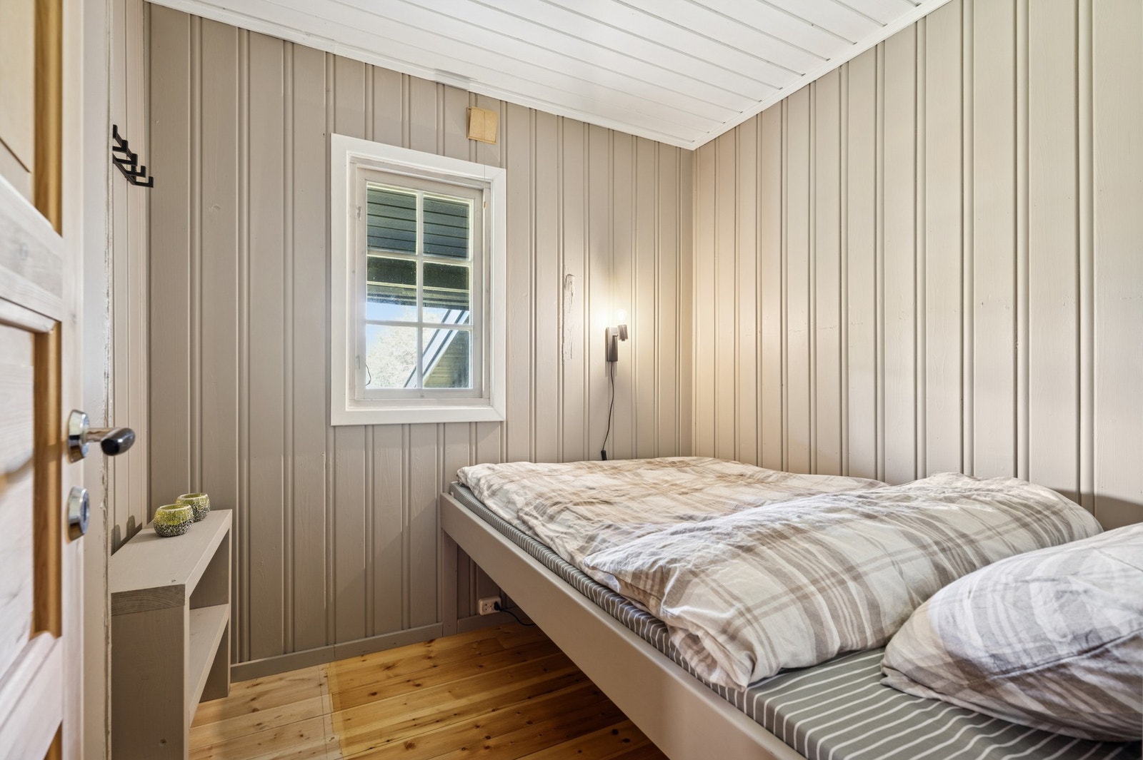 Et soverom er innredet med plassbygget seng. Galleribilde