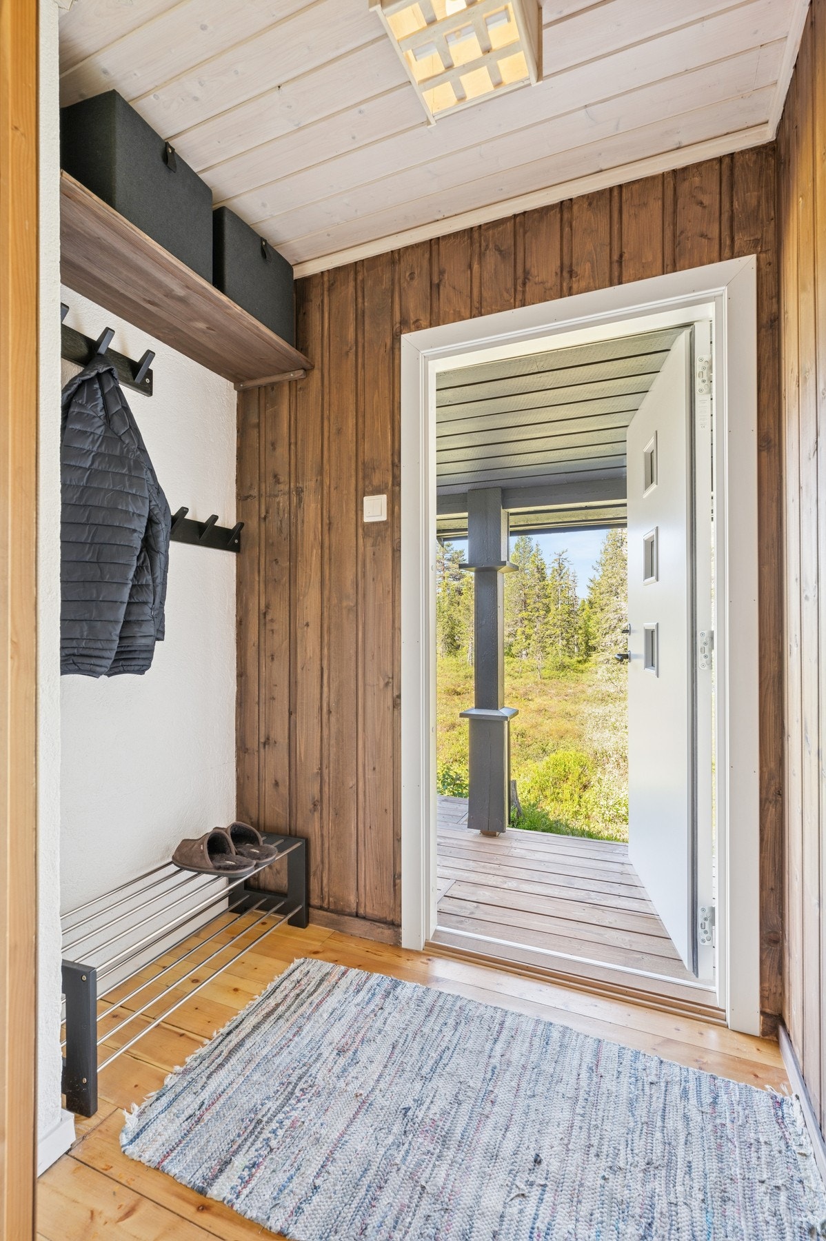 Velkommen inn - entréen tar deg videre til hyttens gang. Galleribilde