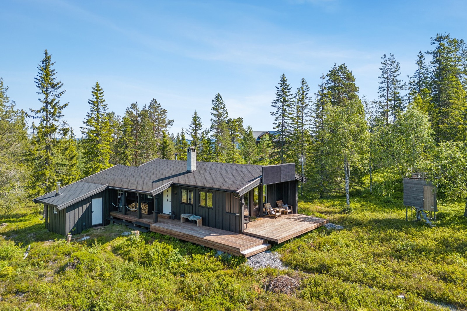 Heimseterhøgda 72 har en flott og tilbaketrukket beliggenhet i det populære hytteområdet på Vikerfjell - et naturskjønt høyfjellsområde i Ringerike. Galleribilde