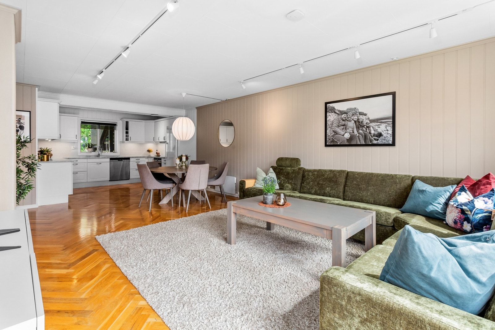 Stue kjøkken er lagt med fiskebeinsparkett. Galleribilde