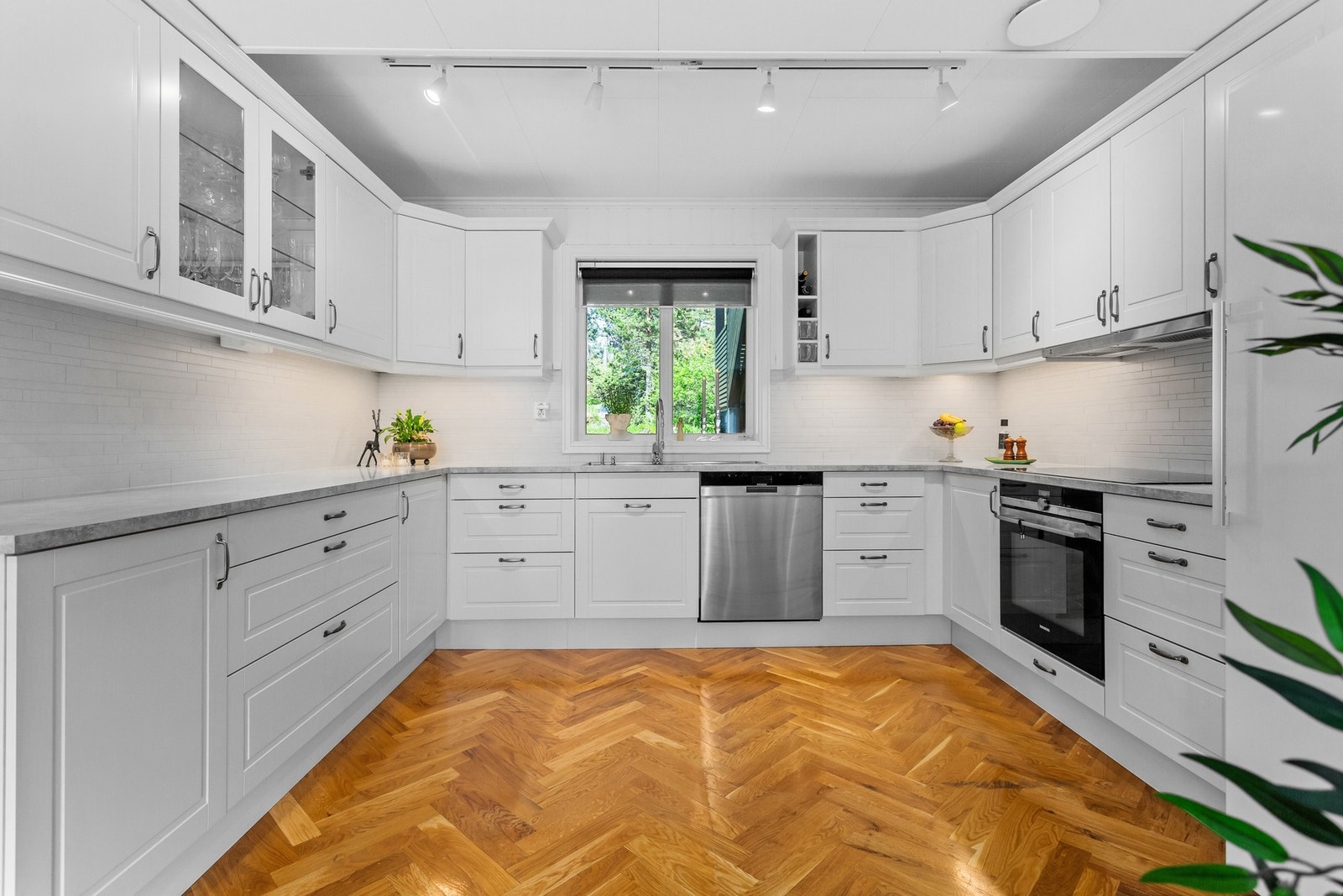 Kjøkken byr på mye skap og benkeplass. Galleribilde