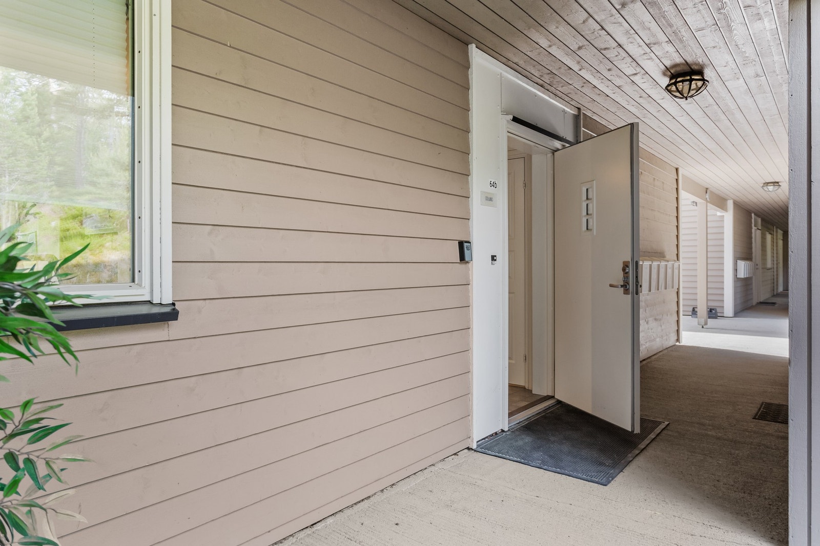 Leiligheten har ett pent opparbeidet inngangsparti. Galleribilde