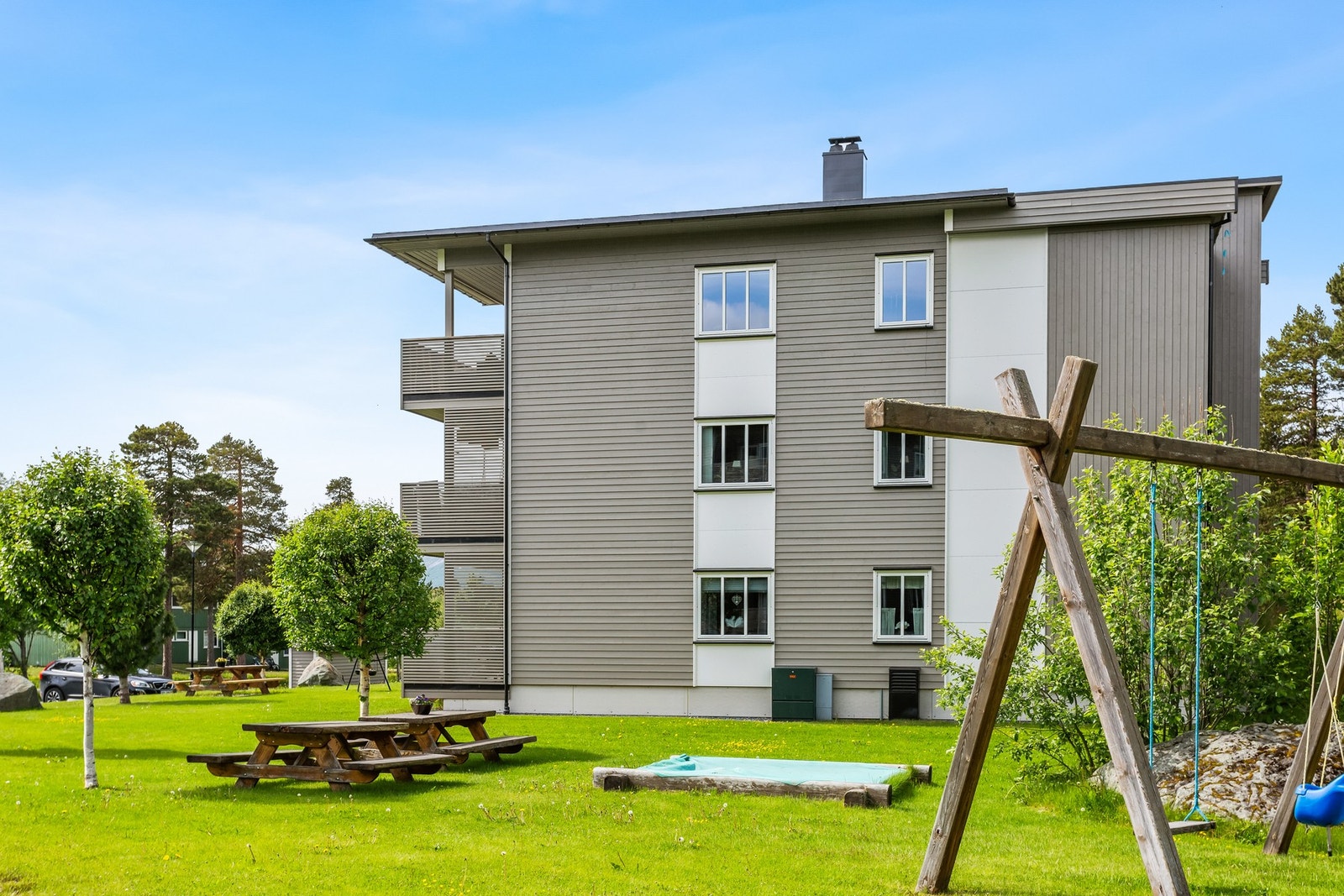 Sameiet disponerer en flott tomt med flere utesoner. Galleribilde