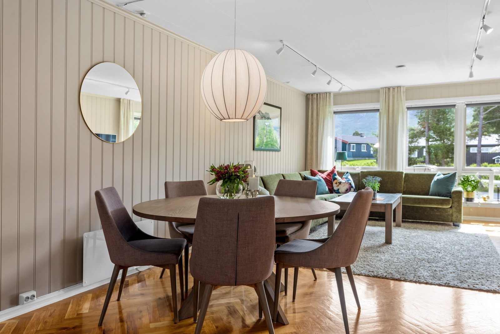 Det er åpen stue/kjøkken løsning på 38m². Galleribilde