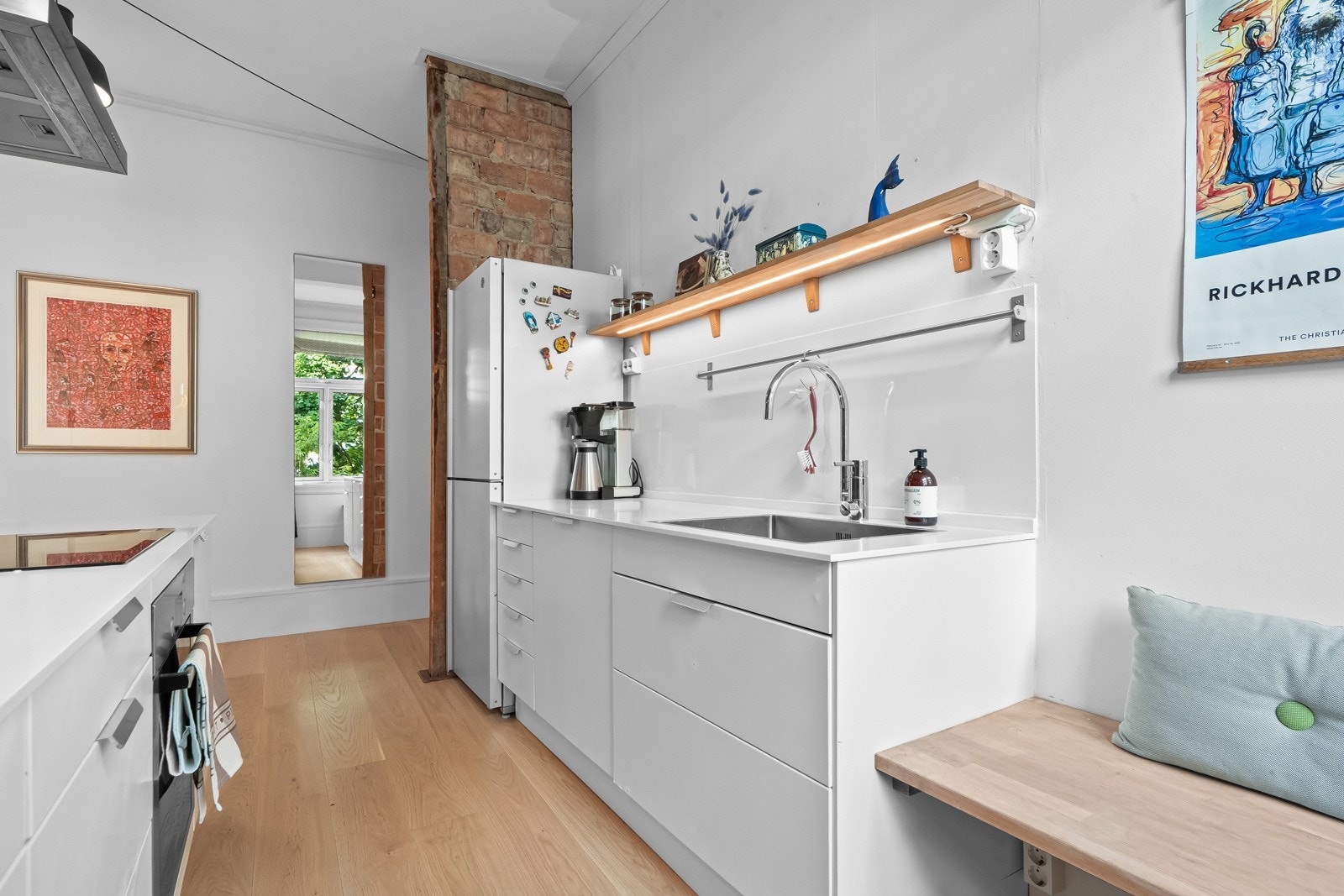 Integrert komfyr med nedfelt induksjonstopp, og oppvaskmaskin medfølger handelen. Galleribilde