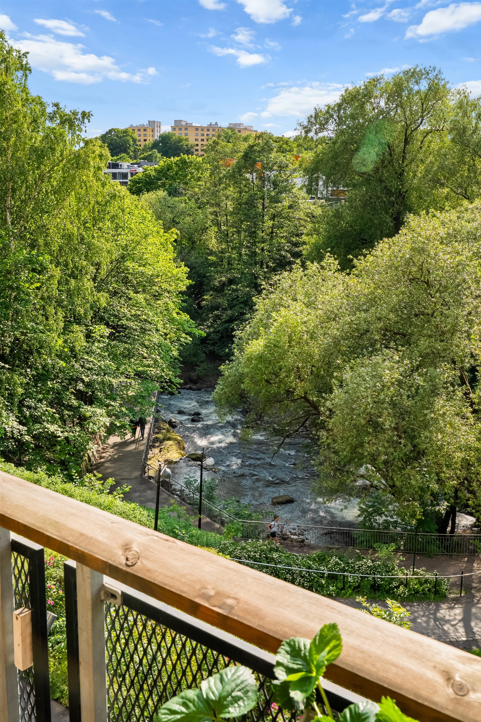 Balkongen er vendt mot vest og byr på gode solforhold. Galleribilde