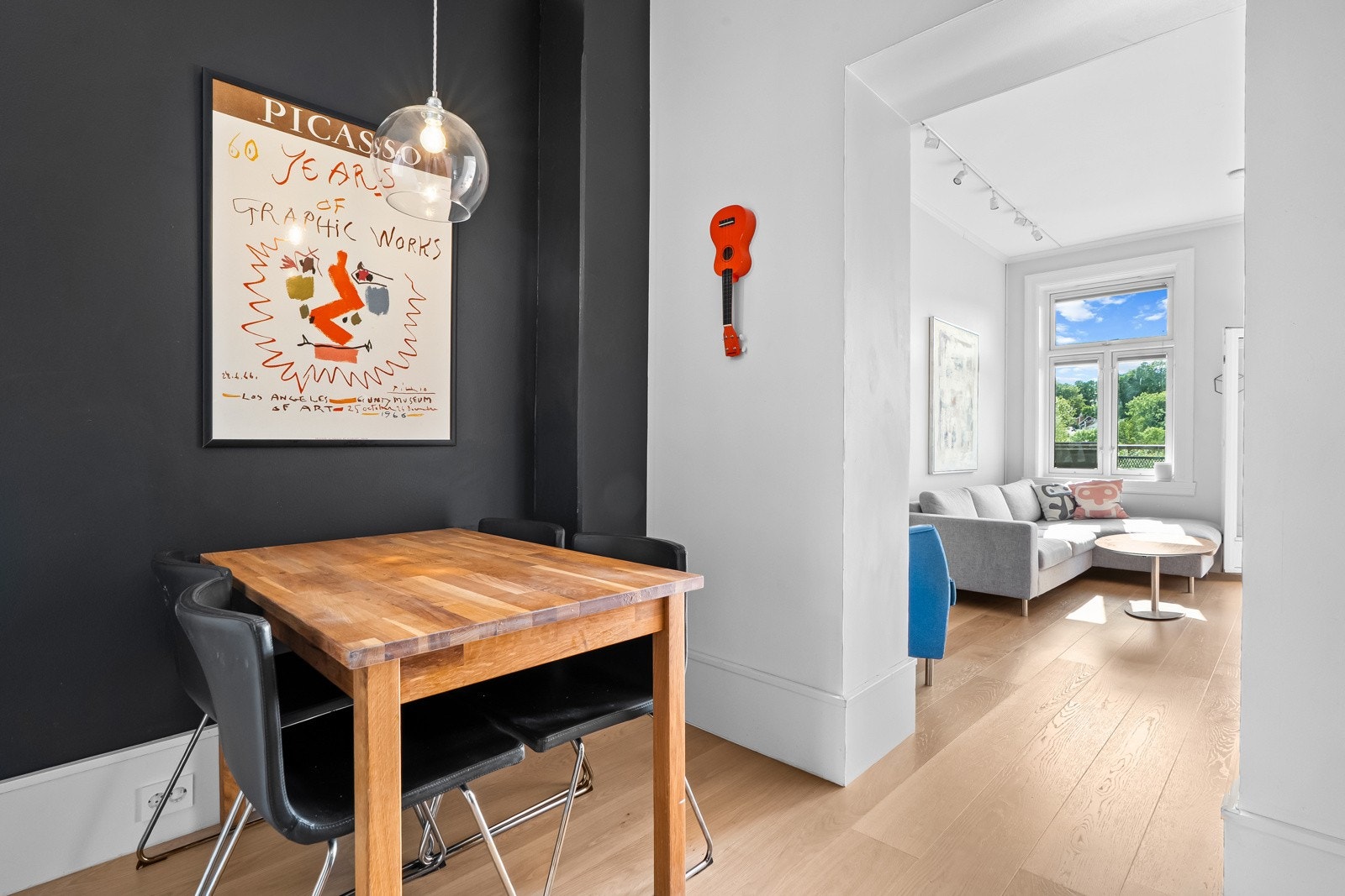 Leiligheten er vel gjennomført med tidløse overflater, og pen eikeparkett på gulv fra 2022/23. Galleribilde