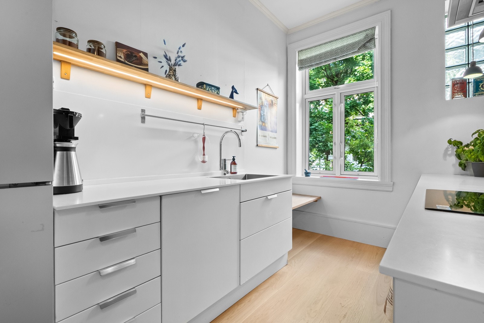 Kjøkkeninnredning fra 2013 med gode løsninger og godt med benke- og skapplass. Galleribilde