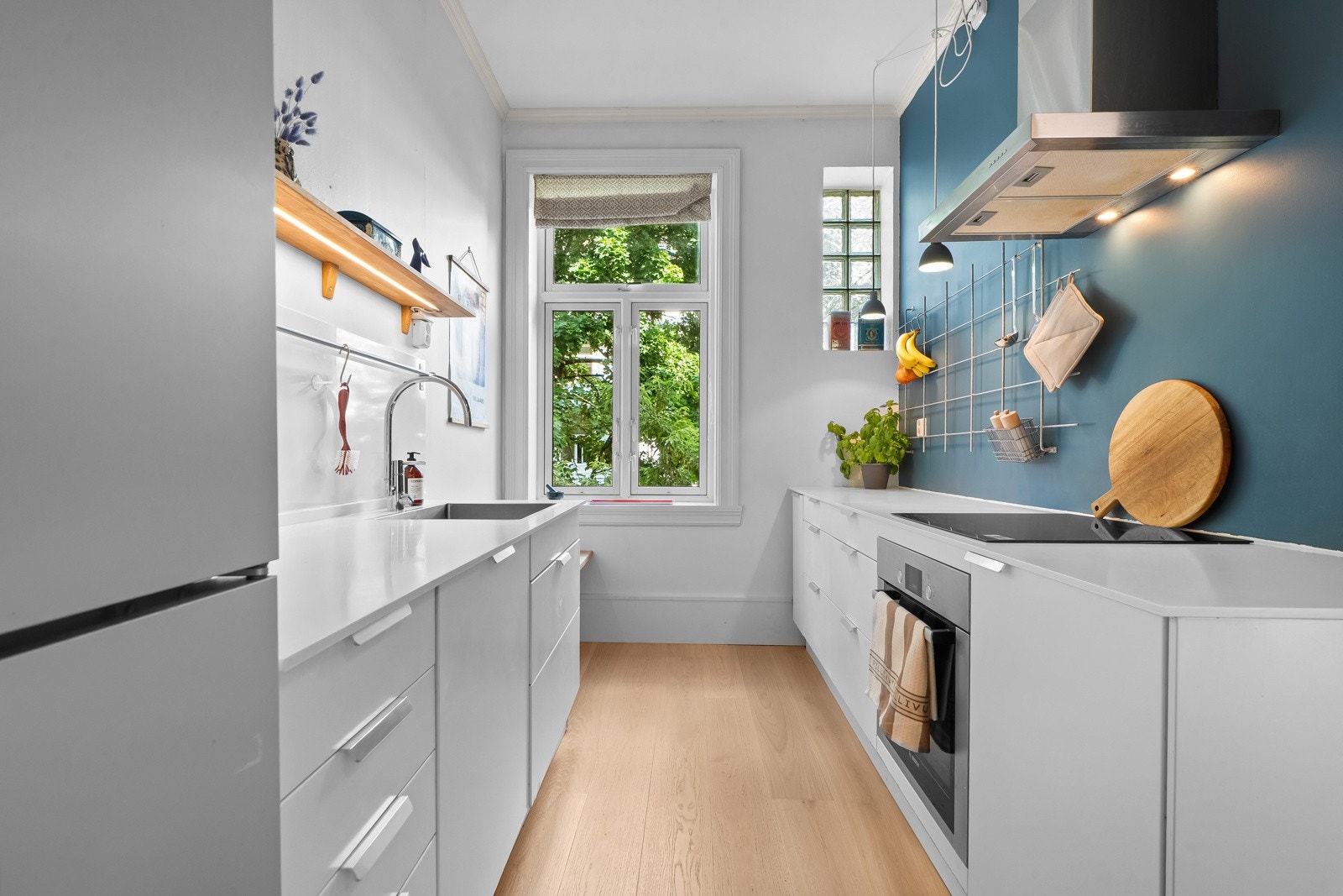 Kjøkkenet ligger i et eget rom med vindu mot skjermet bakgård. Galleribilde