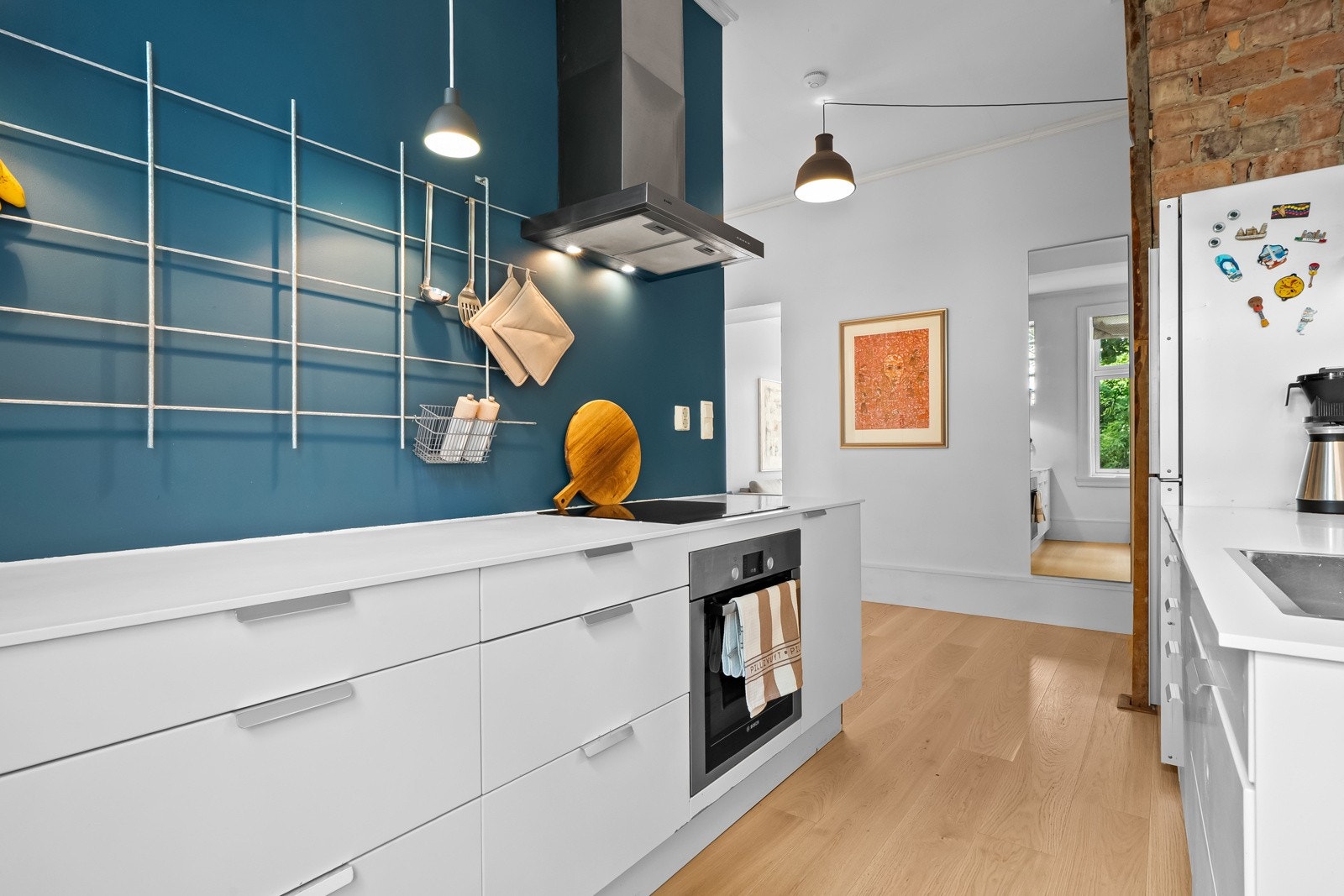 Det er benkeplate av kompositt og nedfelt oppvaskkum med ett-greps armatur. Galleribilde