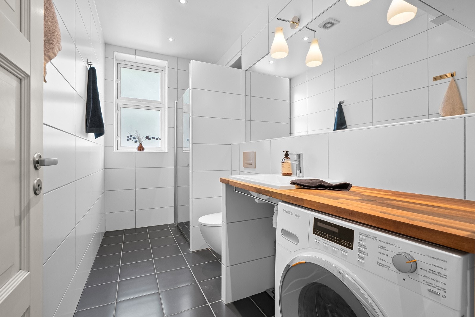 Lyst og flislagt baderom fra 2013 med gulvvarme. Galleribilde