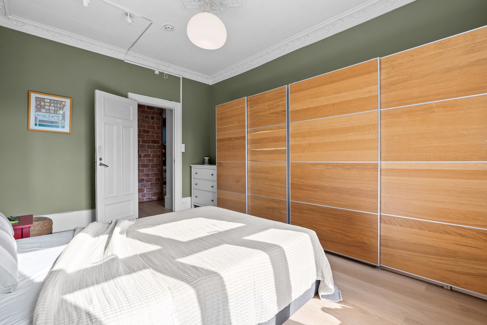 Det er god skapplass i to medfølgende garderobeskap. Galleribilde