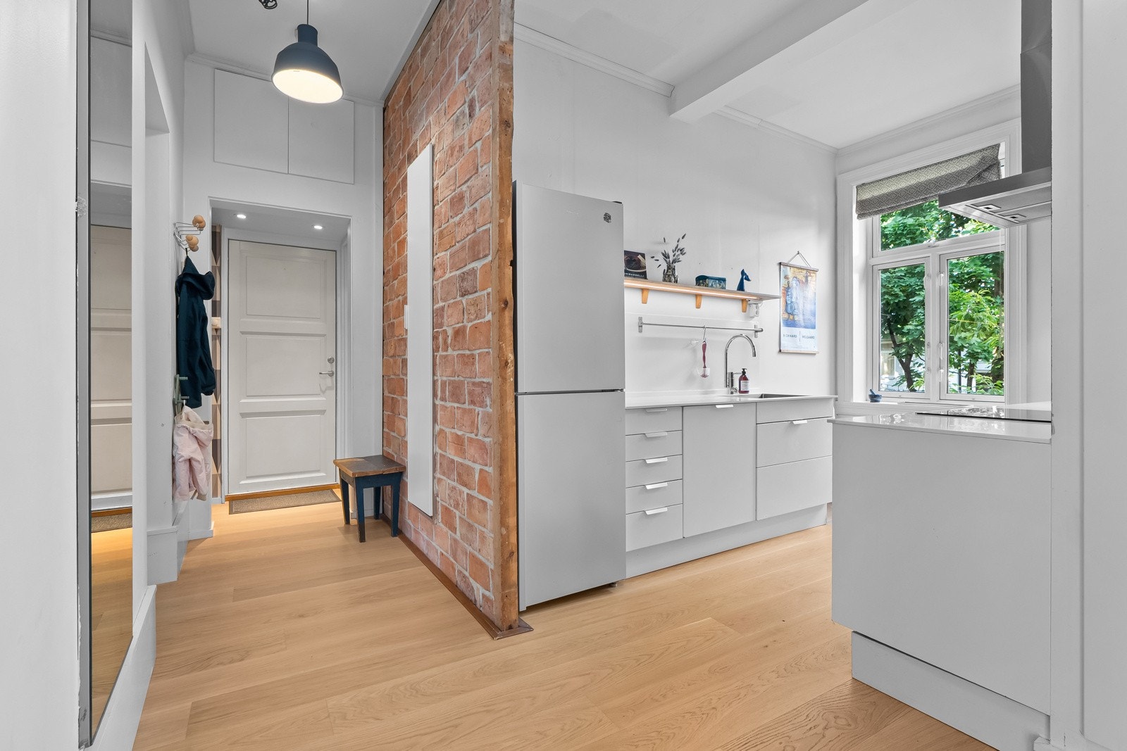 Hyggelig entré med teglstein som gir et godt førsteinntrykk av leiligheten. Galleribilde