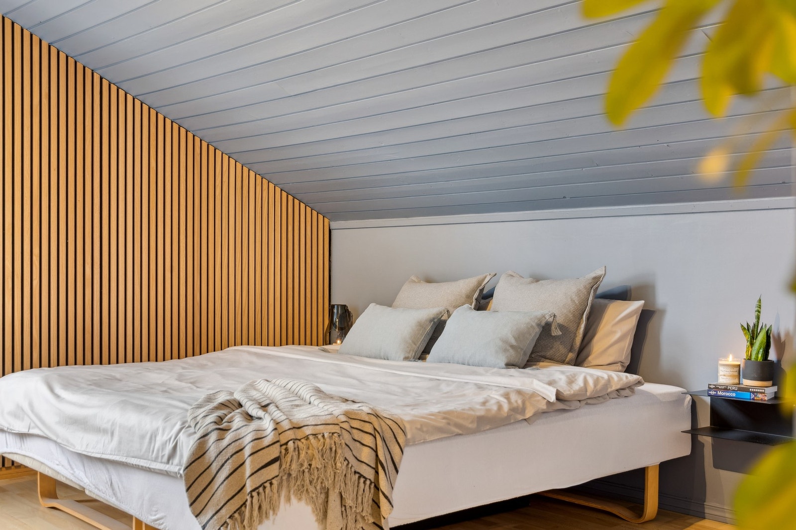 Boligen har totalt tre soverom som alle er av god størrelse. Hovedsoverommet har en dekorativ spilevegg som tilfører rommet karakter og en moderne stil. Galleribilde