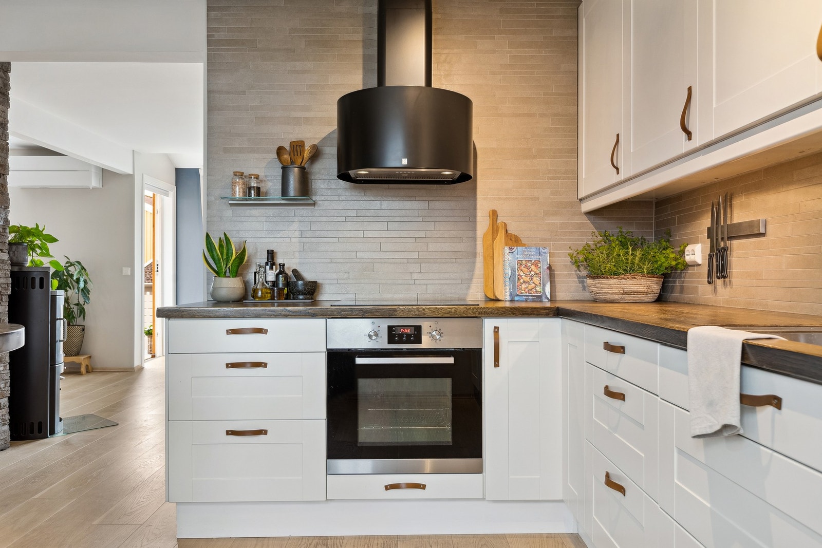 Kjøkkenet er godt utbygget med skap- skuff og benkeplass. Galleribilde