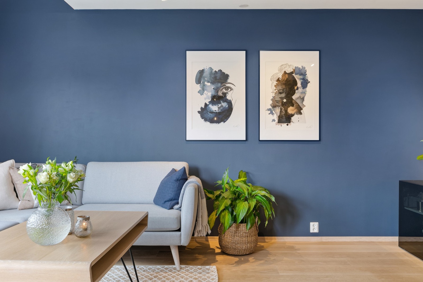 Stuen har slette vegger malt i moderne farger, og et lekkert parkettgulv som gir et innbydende og behagelig uttrykk. Galleribilde