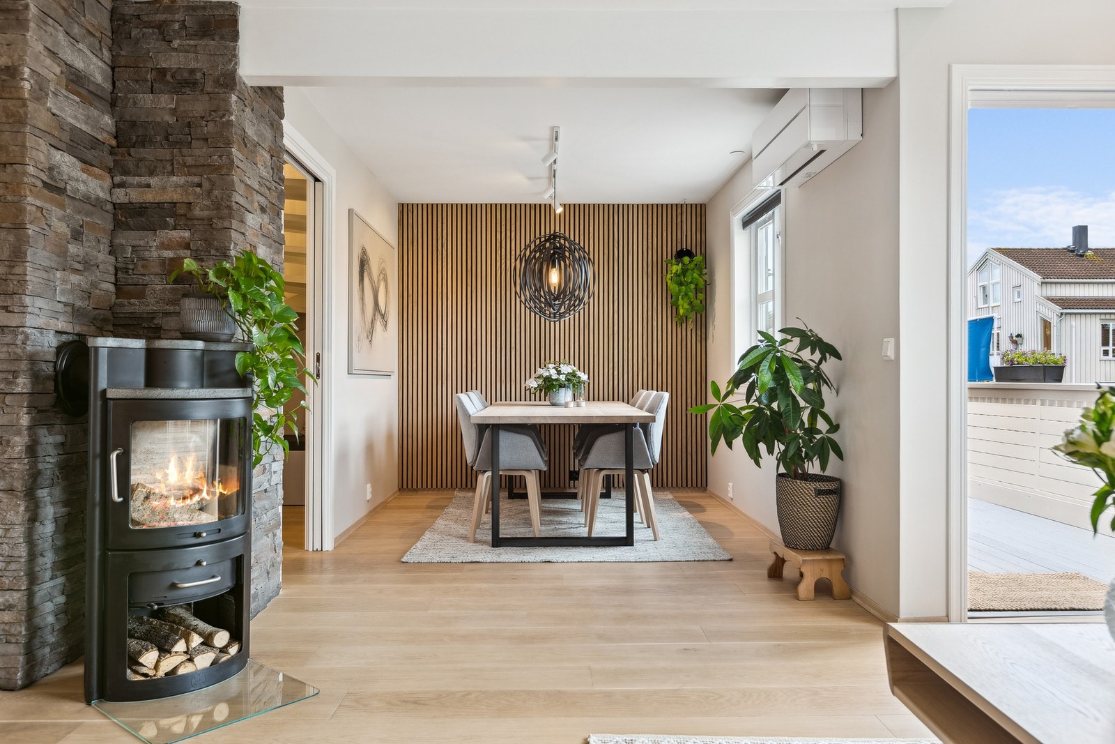 Den romslige stuen har god plass til både sofagruppe og spisegruppe. Galleribilde