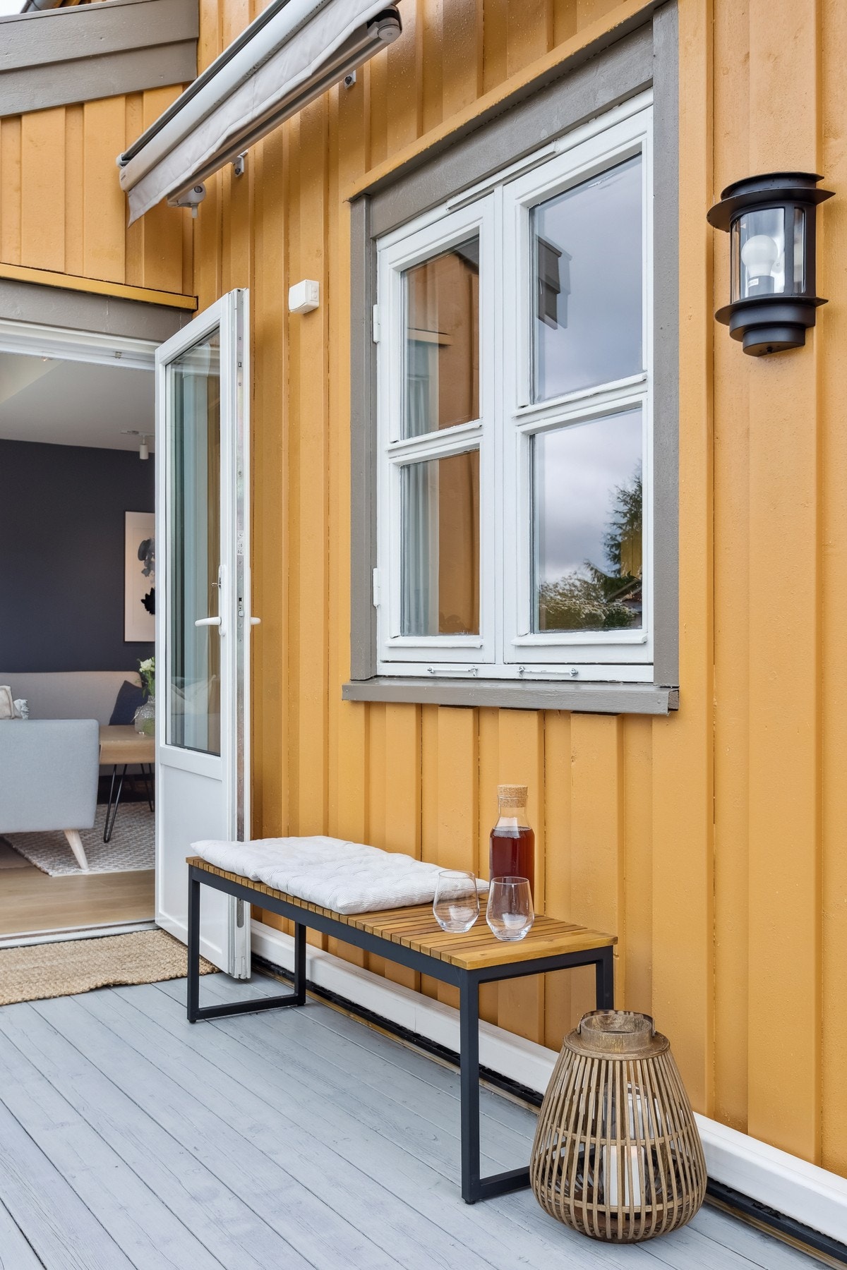 Verandaen kan enkelt møbleres i flere soner og gir plass til både en mindre sitteplass og et loungehjørne. Galleribilde