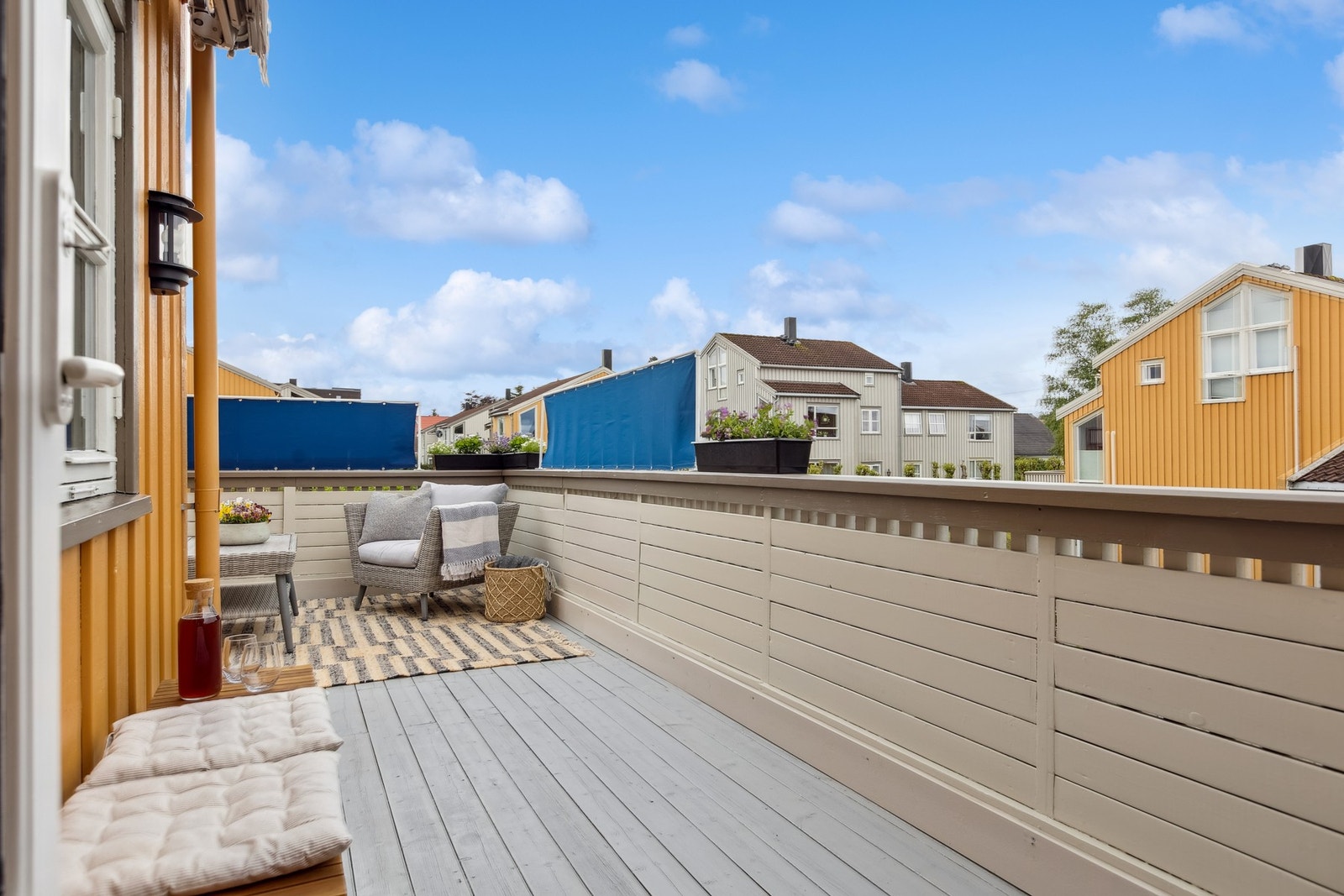 Boligen har en romslig veranda på hele 15 kvm. Perfekt for fine sommerdager og sosiale sammenkomster. Galleribilde