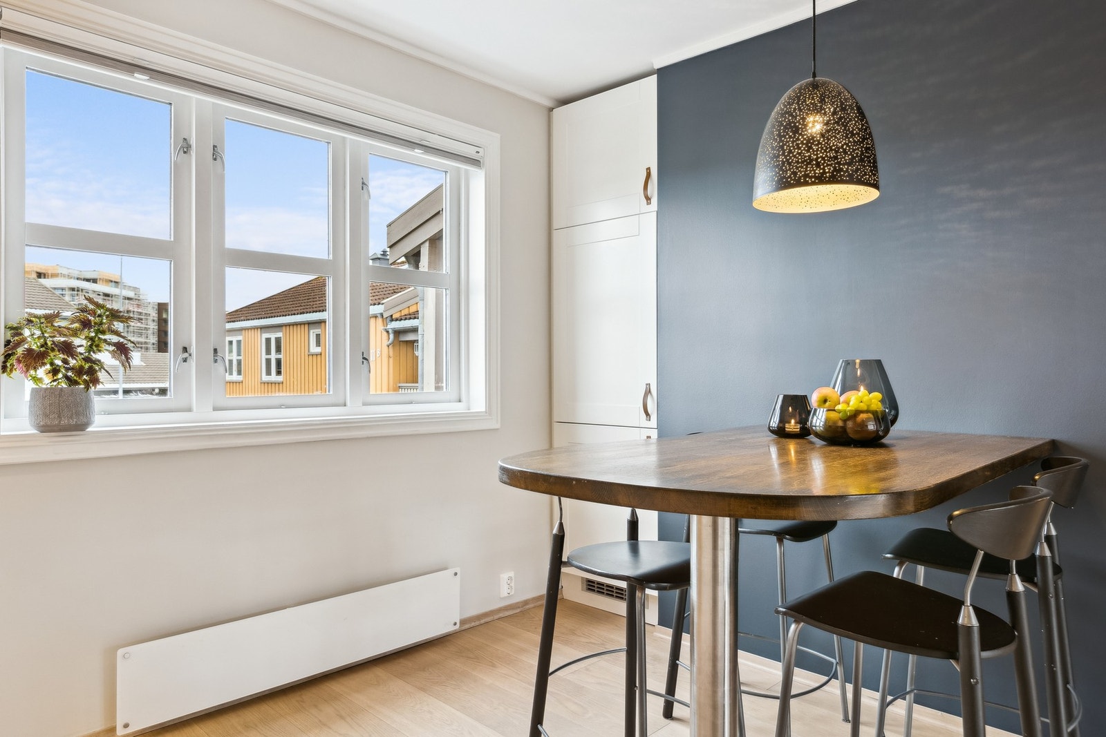 Det er plass til en spisegruppe på kjøkkenet, noe som gjør matlagingen mer sosial. Galleribilde