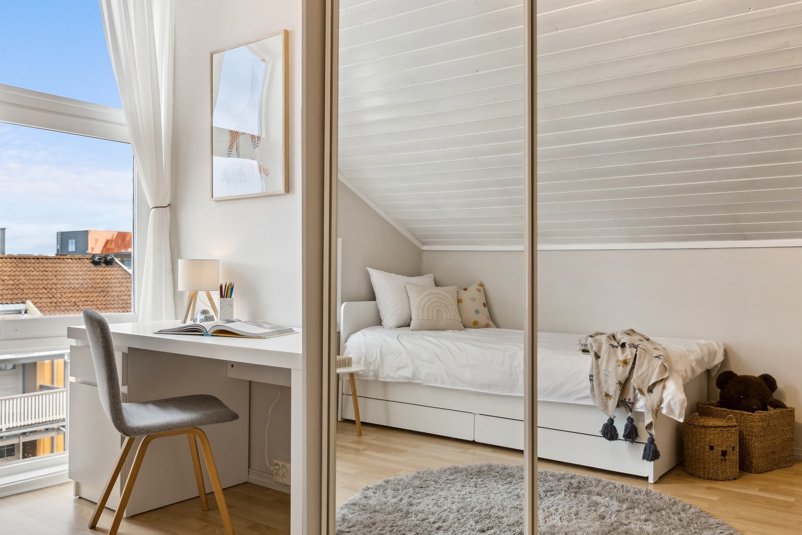 Soverom 2 kan enkelt innredes med både seng og kontorløsning. Soverommet har også en innebygd skyvedørsgarderobe. Galleribilde