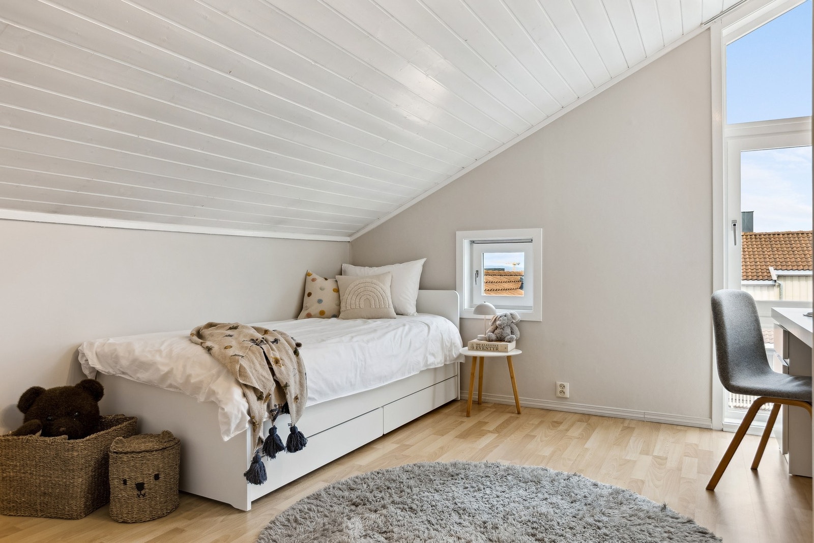 Alle soverommene oppleves som lyse og luftige, med store vindusflater og behagelige fargevalg. Galleribilde