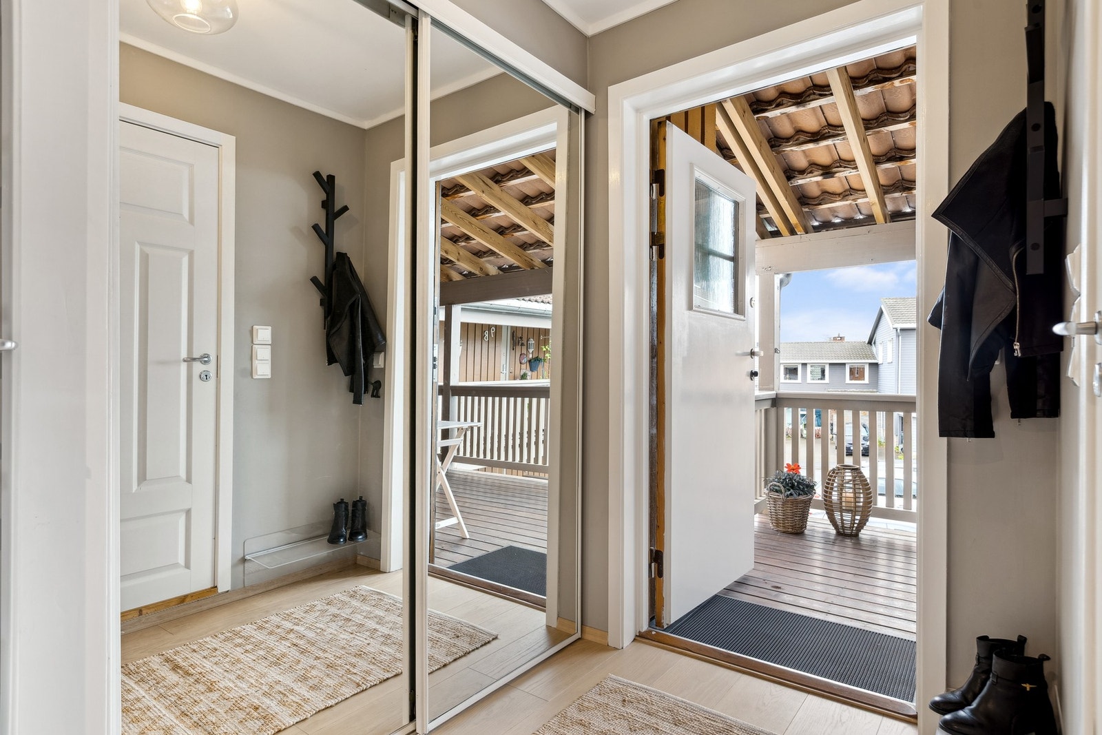 Boligen har en lys og romslig entré med innebygd skyvedørsgarderobe som gir gode oppbevaringsmuligheter. Galleribilde
