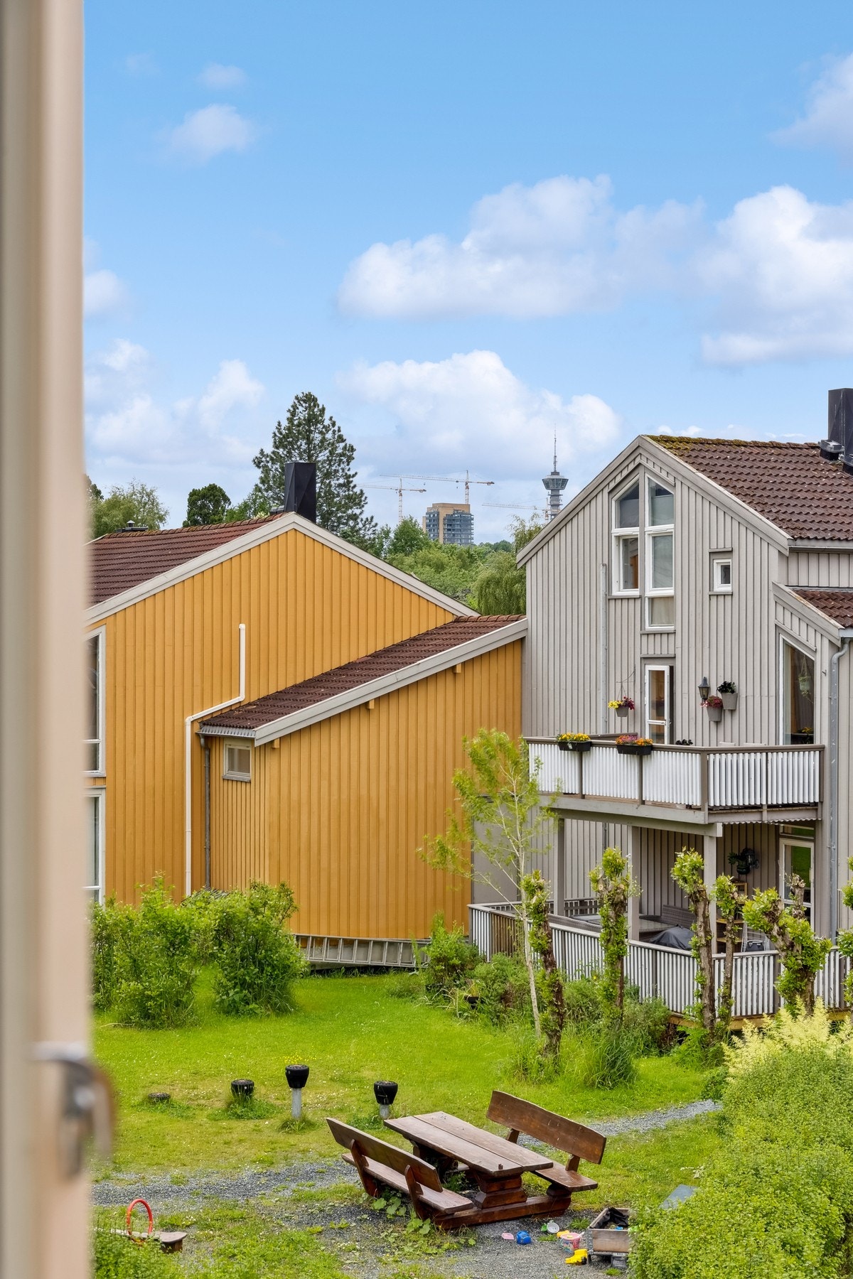 Flotte fellesarealer opparbeidet med diverse beplantninger, plenareal, lekeplass og biloppstillingsplass. Galleribilde