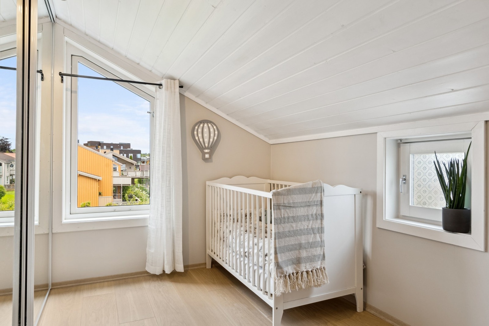 Soverom 3 har også en innebygd skyvedørsgarderobe med speildører. Rommet har flere gode møbleringsmuligheter. Galleribilde