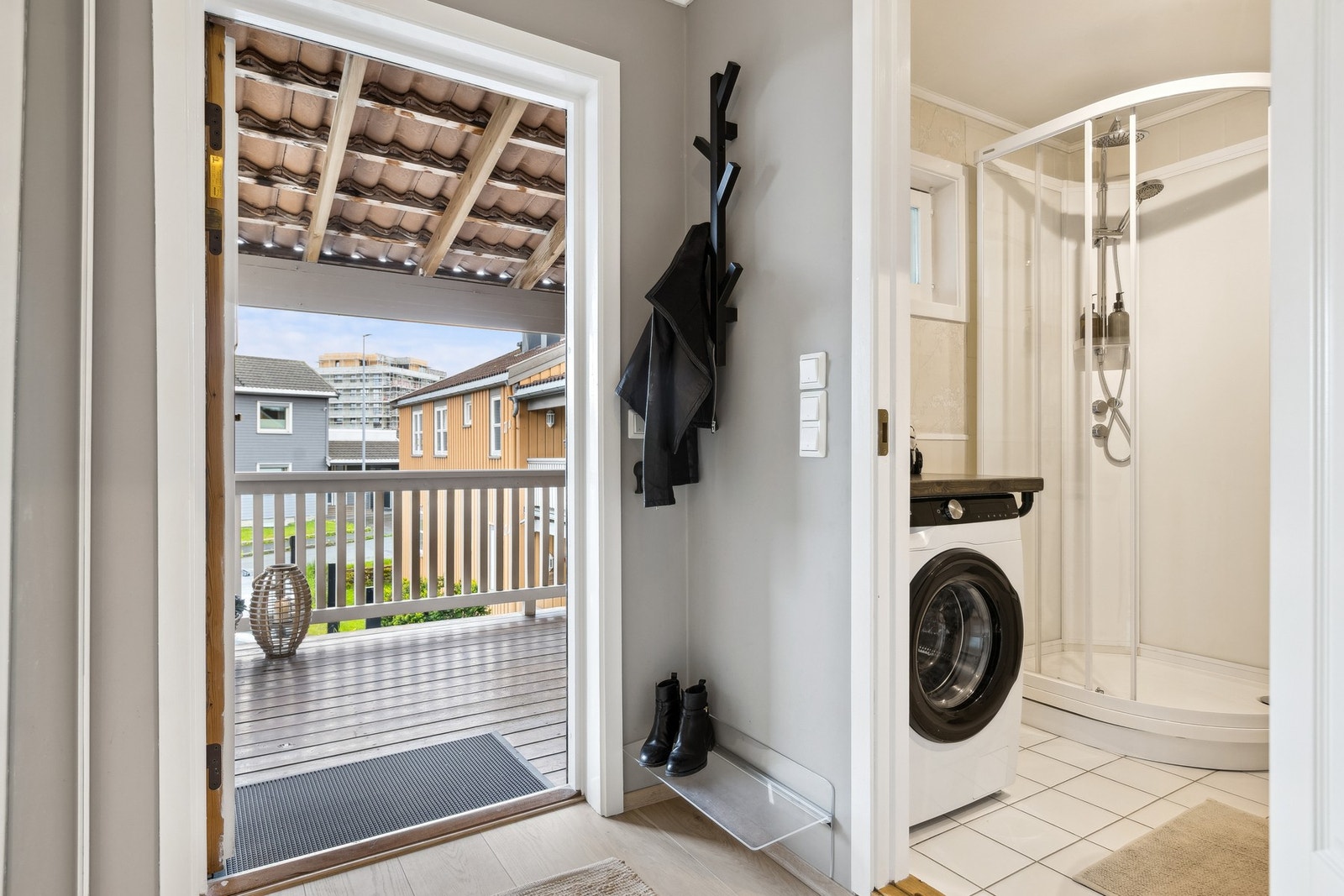 Fra entréen har man adkomst til badet. Galleribilde