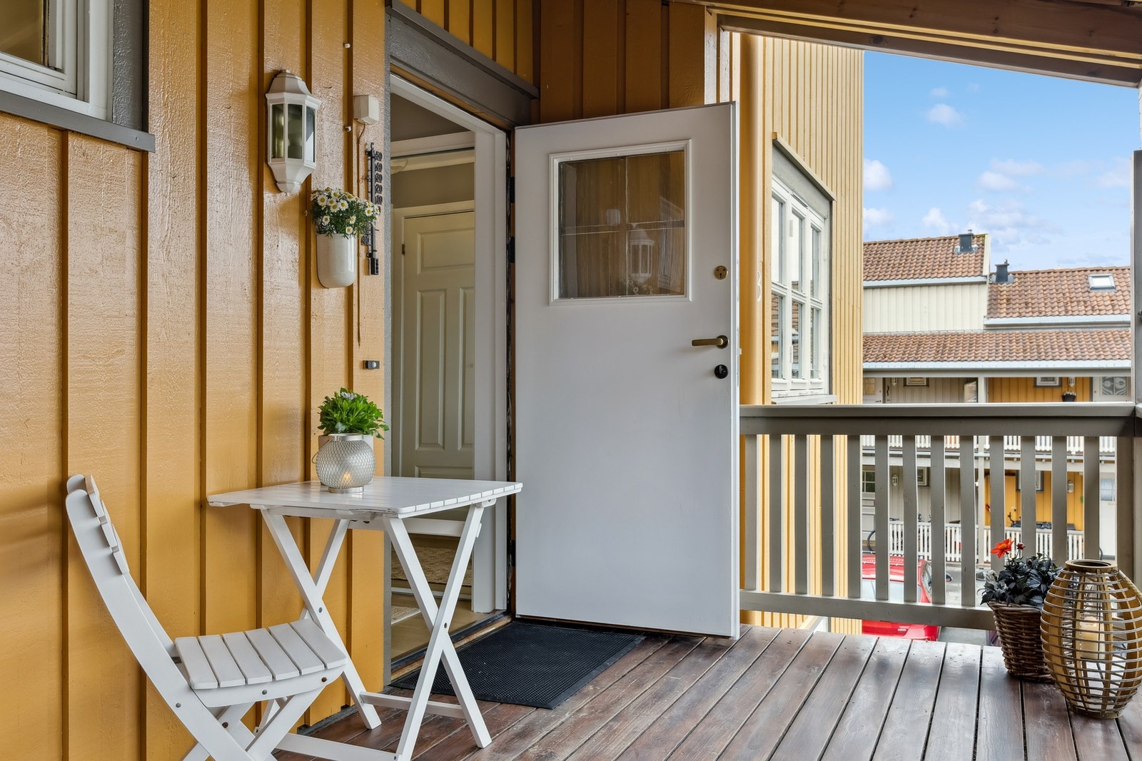 Boligen har et trivelig inngangsparti med mulighet for utemøblement og dekorasjoner. Galleribilde