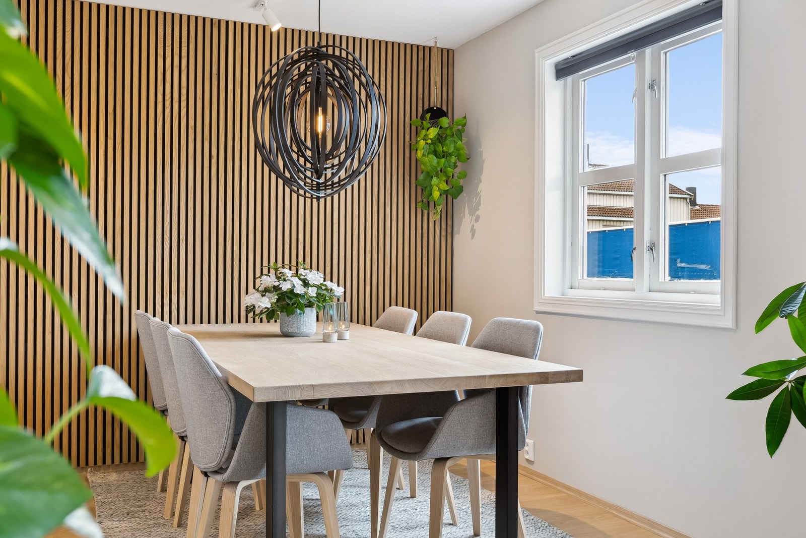 Stuen er naturlig delt inn i ulike soner, og den ene delen egner seg svært godt til å innrede med en spisegruppe. I spisestuen kan det etableres et ekstra soverom. Galleribilde