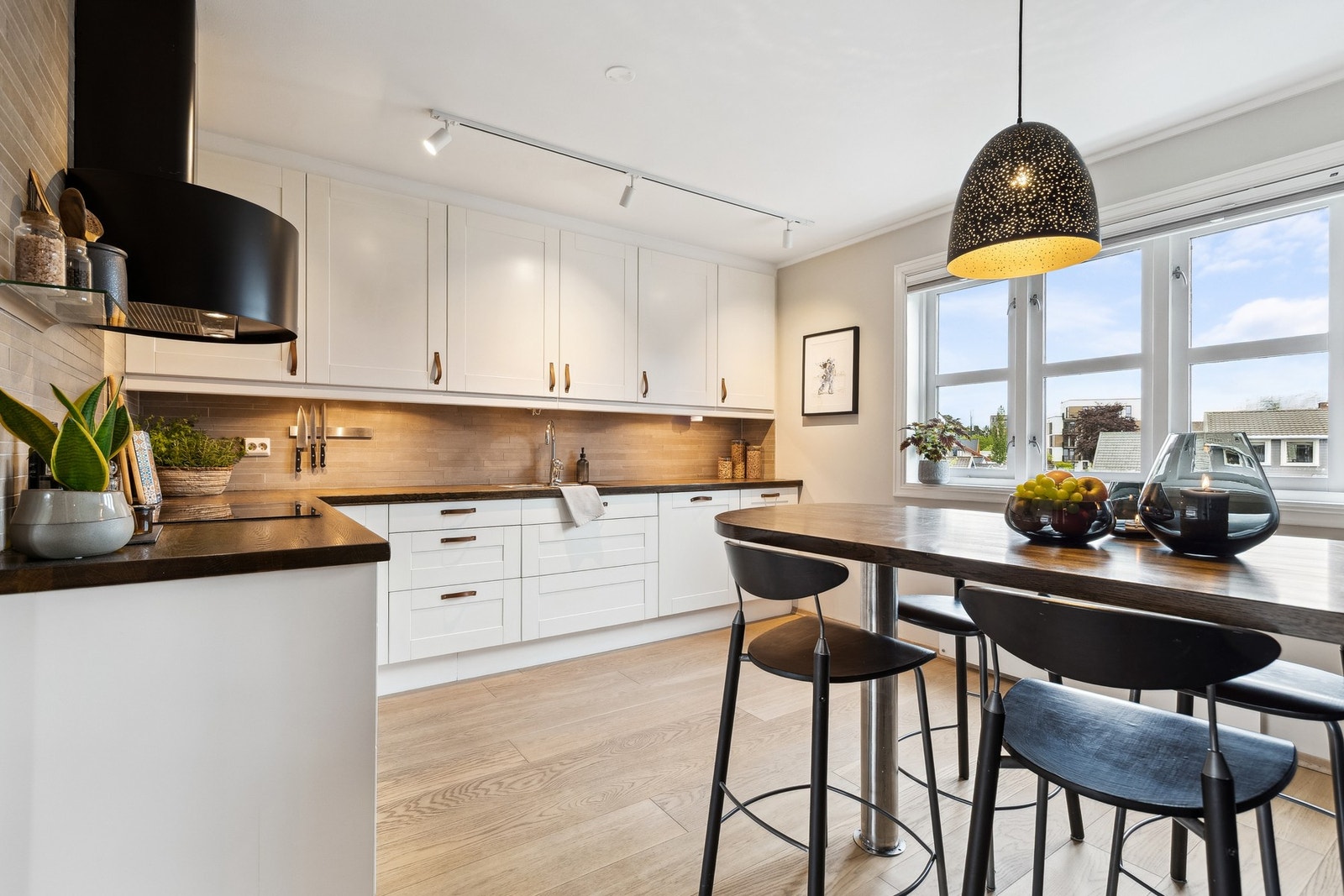 Moderne IKEA kjøkkeninnredning med profilerte fronter og benkeplate av tre. Galleribilde