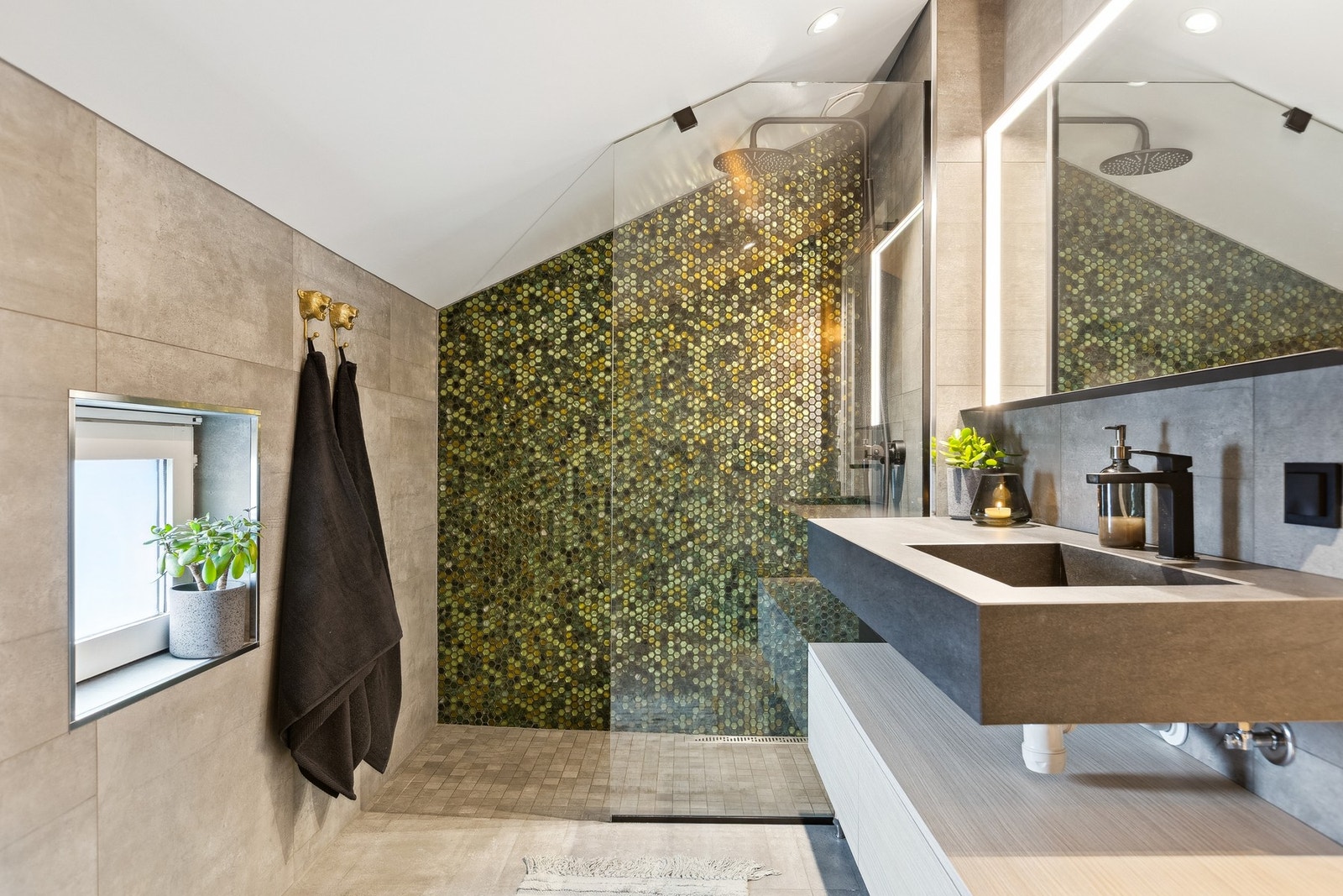 Moderne og lekkert baderom som ble oppgradert i 2019. Her har man stilrene 60* 60 flis på gulv og vegg. Galleribilde