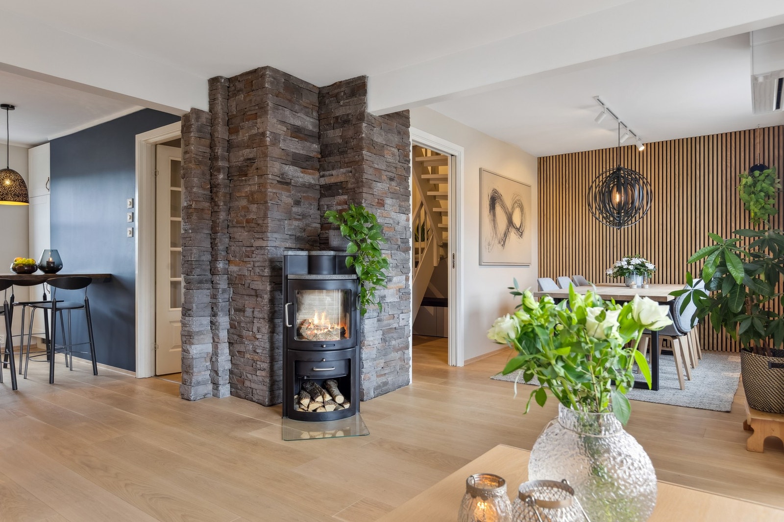 Stuen varmes opp med varmepumpe og behagelig vedfyring. Galleribilde