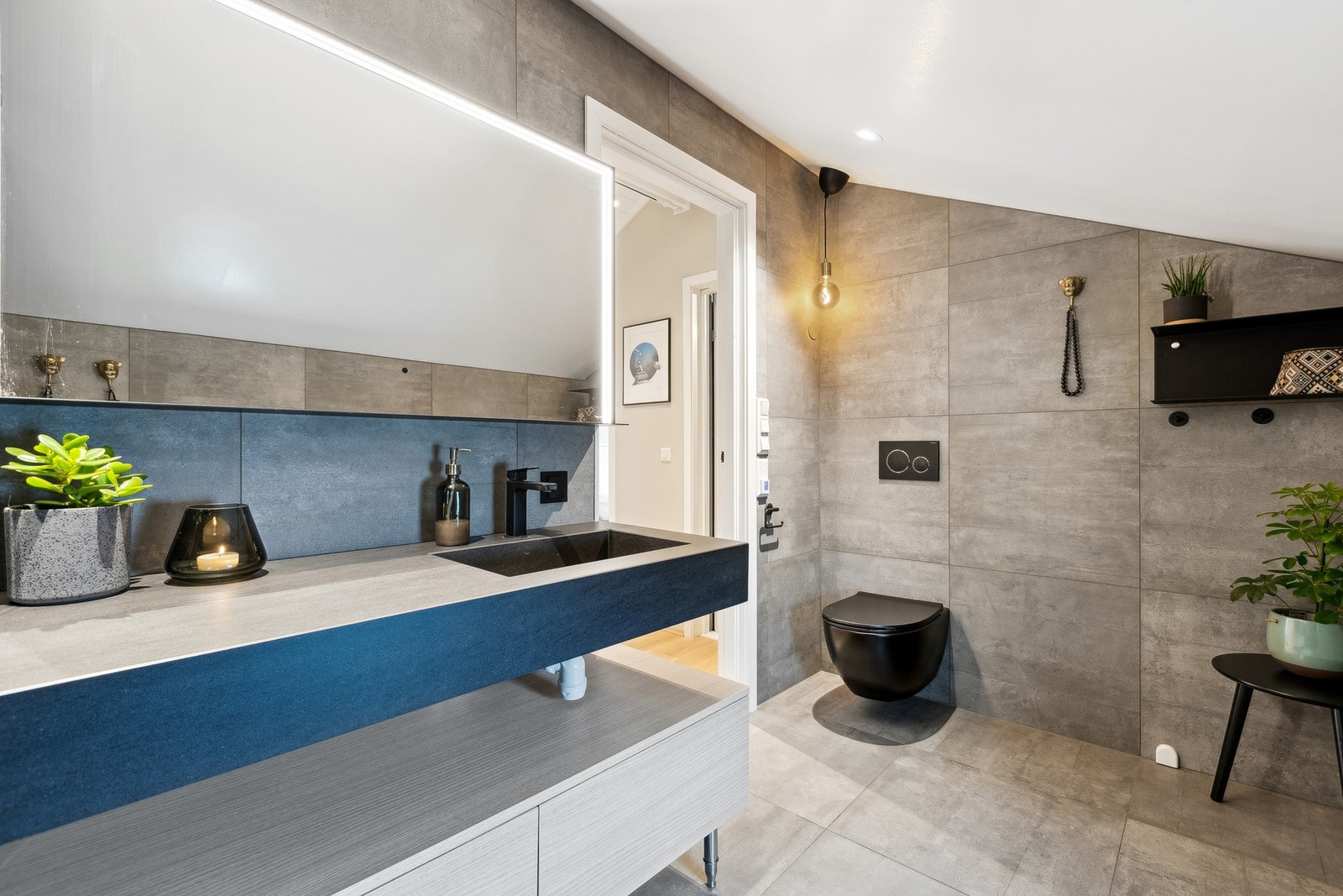 Badet er utstyrt med servantinnredning, speil med lys og bluetooth samt dusjnisje med glassvegg og toalett. Servantinnredningen er fra Scala bad. Galleribilde