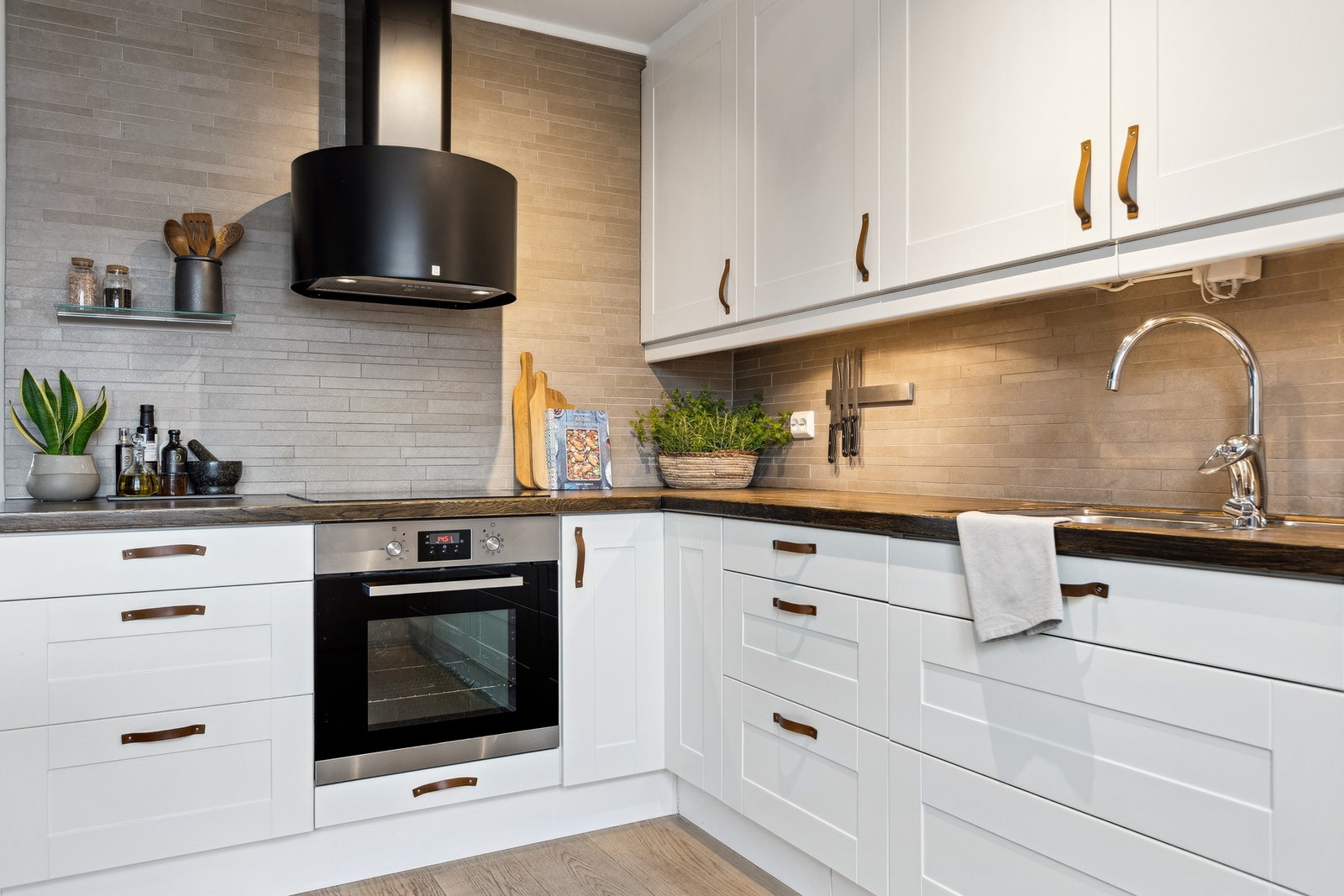 Kjøkkenet er utstyrt med integrerte hvitevarer som stekeovn, platetopp, oppvaskmaskin og kjøleskap med fryser. Galleribilde