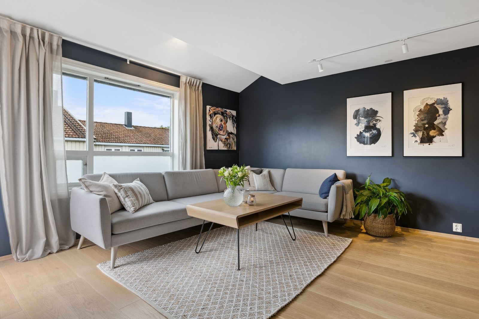 En delikat 4-roms over to plan med attraktiv beliggenhet i et rolig og tilbaketrukket område på Strindheim. Galleribilde