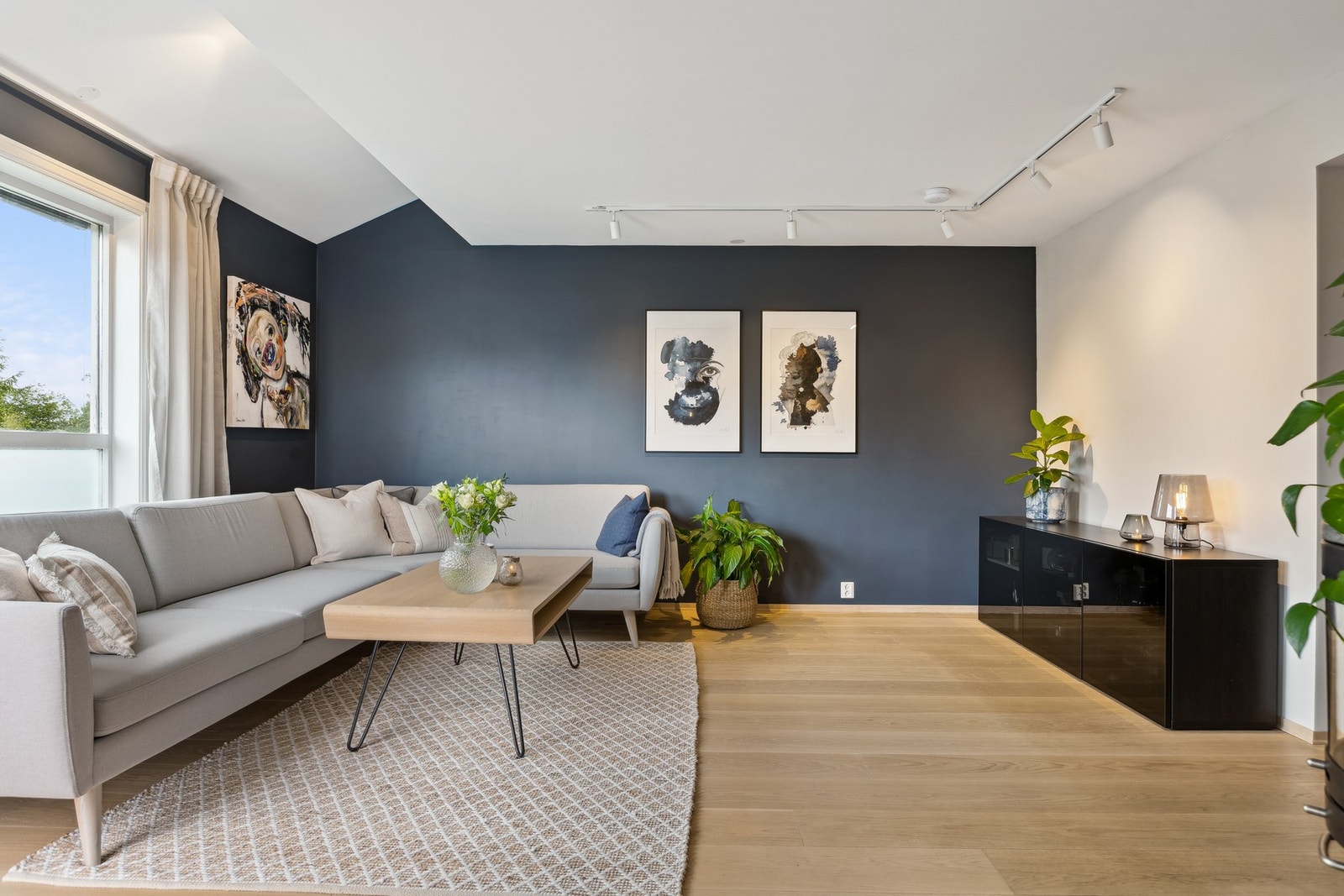 Store vindusflater sørger for godt med lysinnslipp til stuen. Galleribilde