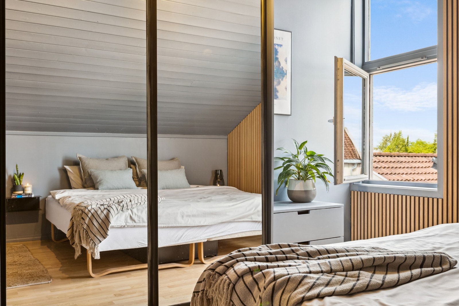 Hovedsoverommet har en stor innebygd skyvedørsgarderobe og god plass til dobbeltseng med tilhørende møblement. Her er det lite innsyn. Galleribilde