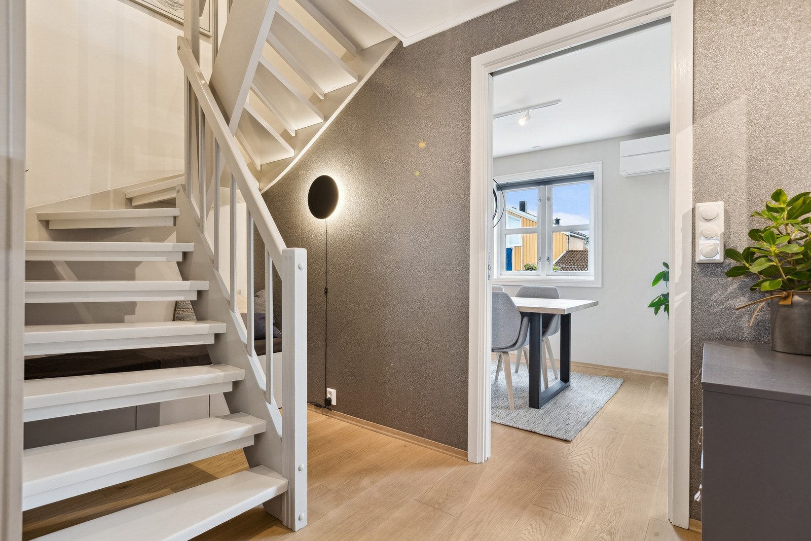 Videre fra entréen fører trappen opp til loftsetasjen, som består av tre soverom og boligens hovedbad. Under trappen er det en "kosekrok" med sitteplass og praktisk oppbevaringsløsning. Galleribilde