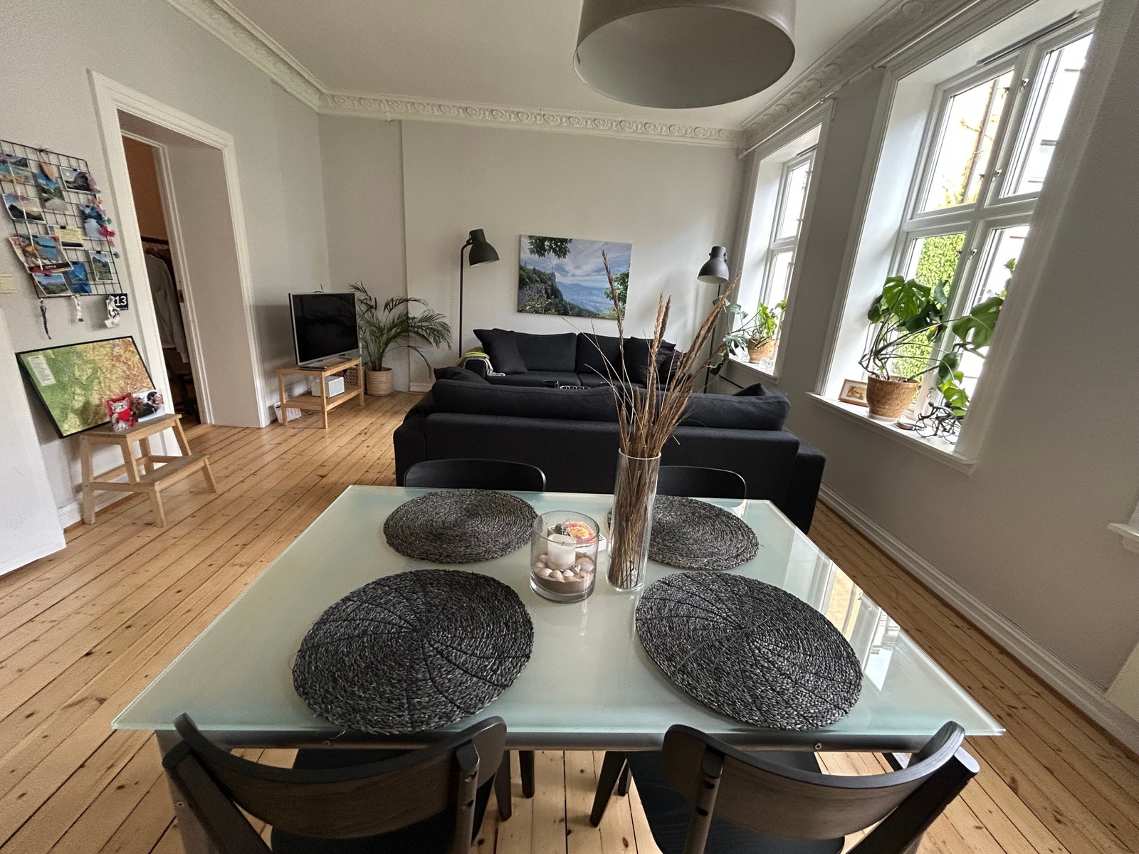 God plass til både spisemøblement og sofaområde i stuen.
Møblene på bildene er private, og følger ikke med leiligheten. Galleribilde