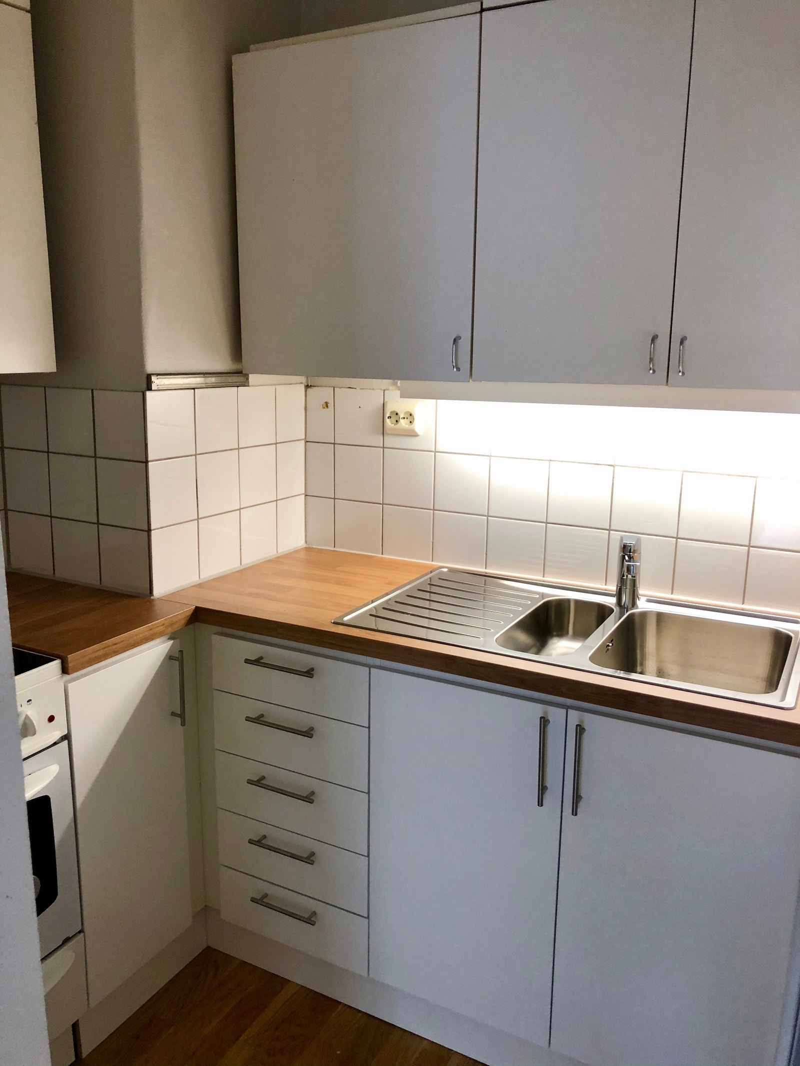 Arbeidskjøkken med alle hvitvarer Galleribilde