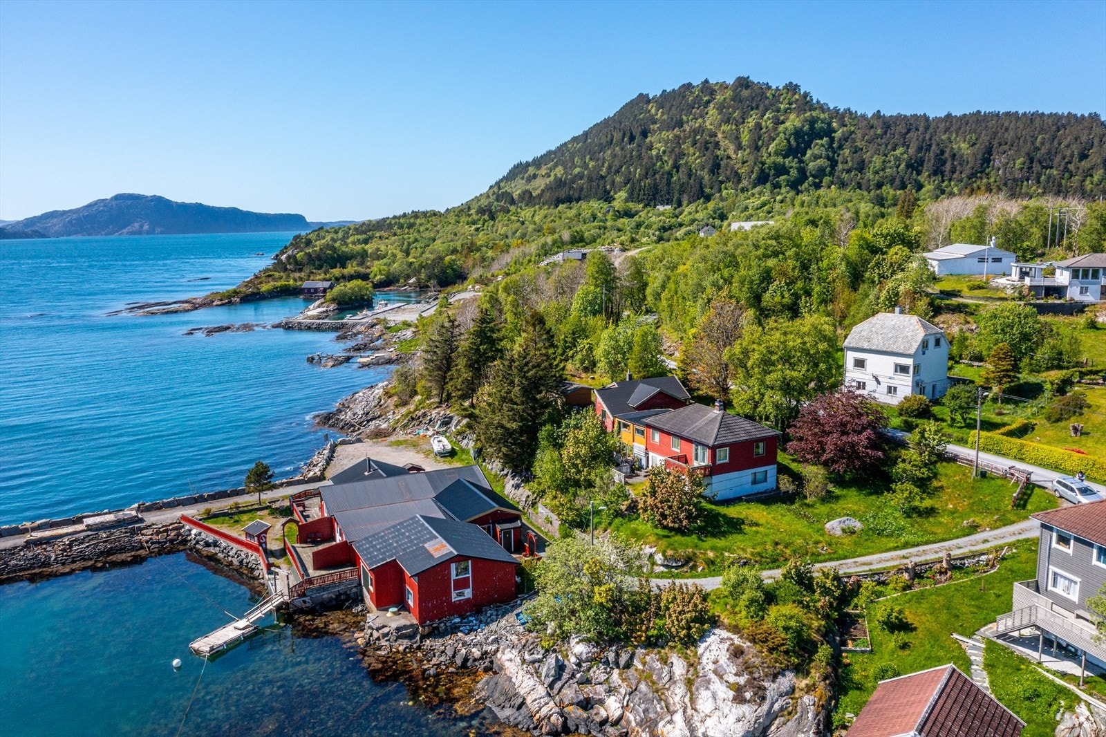 Eigedomen ligg fint til i naturskjønt område med gode mulegheiter for tur i skog og mark og fiske i fjorden. Galleribilde